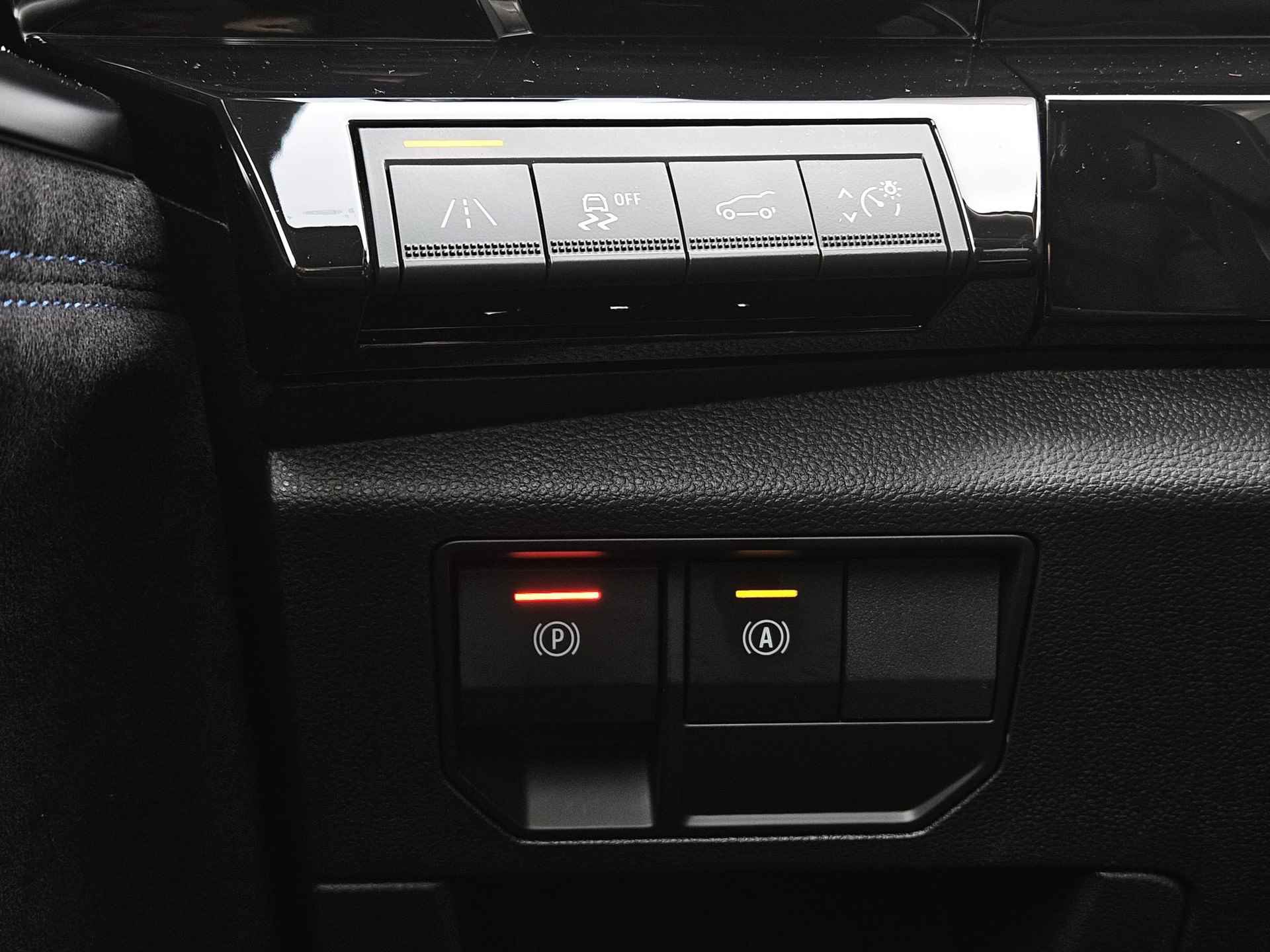 Renault Austral E-Tech Hybrid 200 Techno Esprit Alpine / AUTOMAAT / Achteruitrijcamera / Apple Car Play & Android Auto / Armsteun voor / Automatische airco / DAB / Cruise control adaptief / Keyless / Stuurwiel verwarmd / Dode hoek detectie / Two-tone metaalkleur / Draadloze oplader voor smartphone / Lichtmetalen velgen 20" / Dakrails / - 50/51
