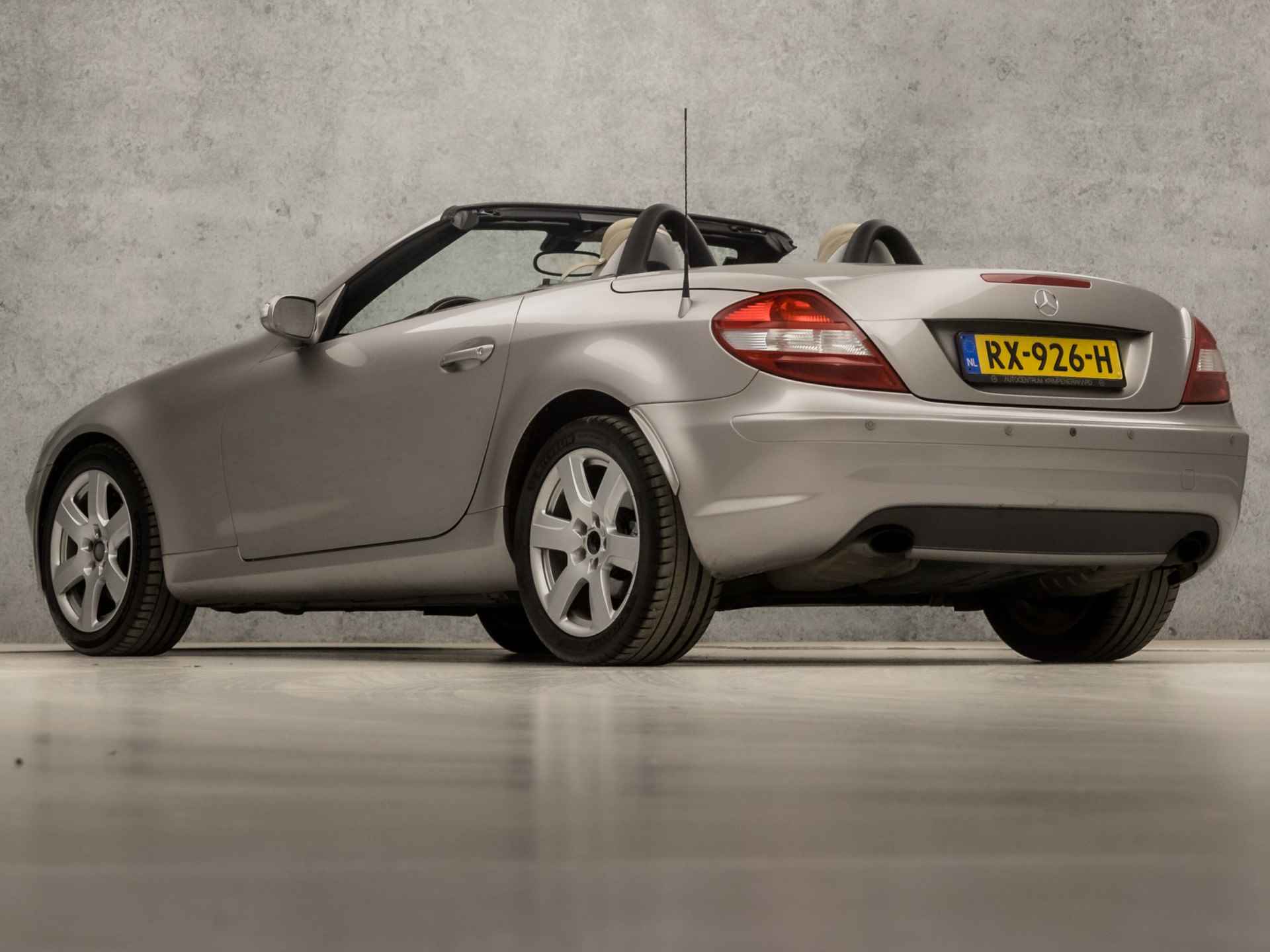 Mercedes-Benz SLK 200 K. Sport 164Pk Automaat (YOUNGTIMER, NAVIGATIE, STOELVERWARMING, LEDEREN SPORTSTOELEN, CRUISE, BLUETOOTH, XENON, PARKEERSENSOREN, NIEUWE APK, NIEUWSTAAT) - 3/29