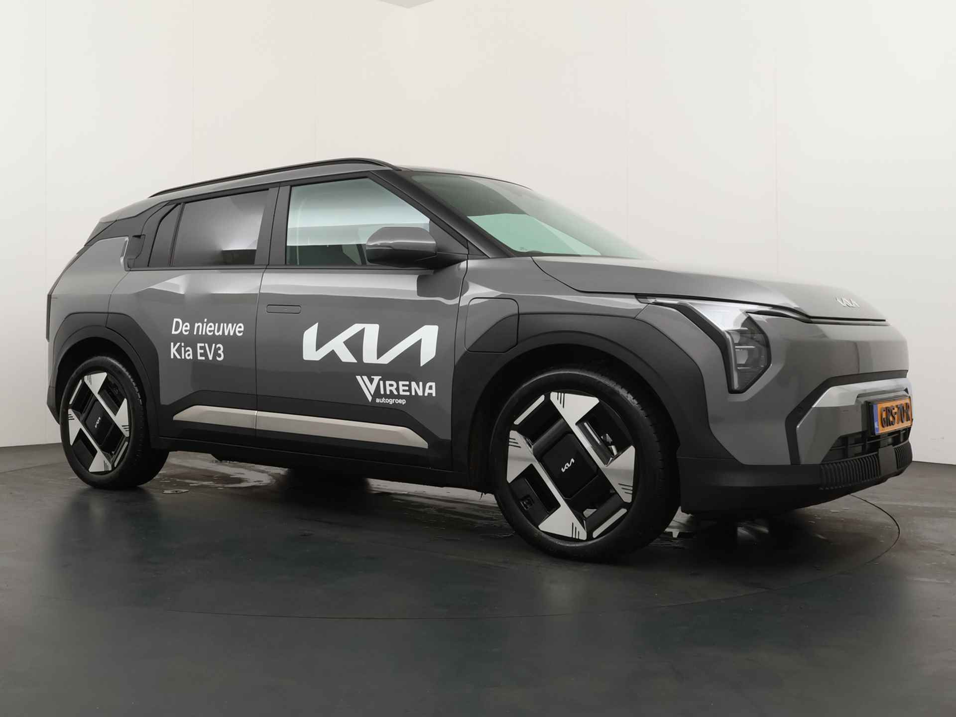 Kia EV3 Plus Advanced 81.4 kWh - Rijdende Demo - Draadloze Apple CarPlay / Android Auto - Stoel en stuurwiel verwarming - Panoramadak - Harman Kardon Audio - Dodehoek assistent - Fabrieksgarantie tot 11-2031 - 11/46