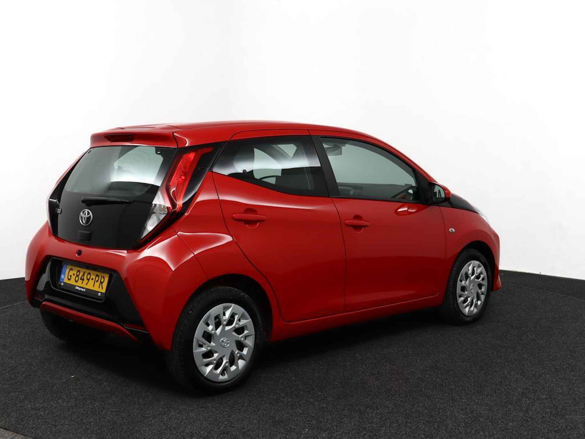 Toyota Aygo 1.0 VVT-i x-play limited | Airco | Centrale vergrendeling | Bluetooth| Achteruitrijcamera | - 2/47