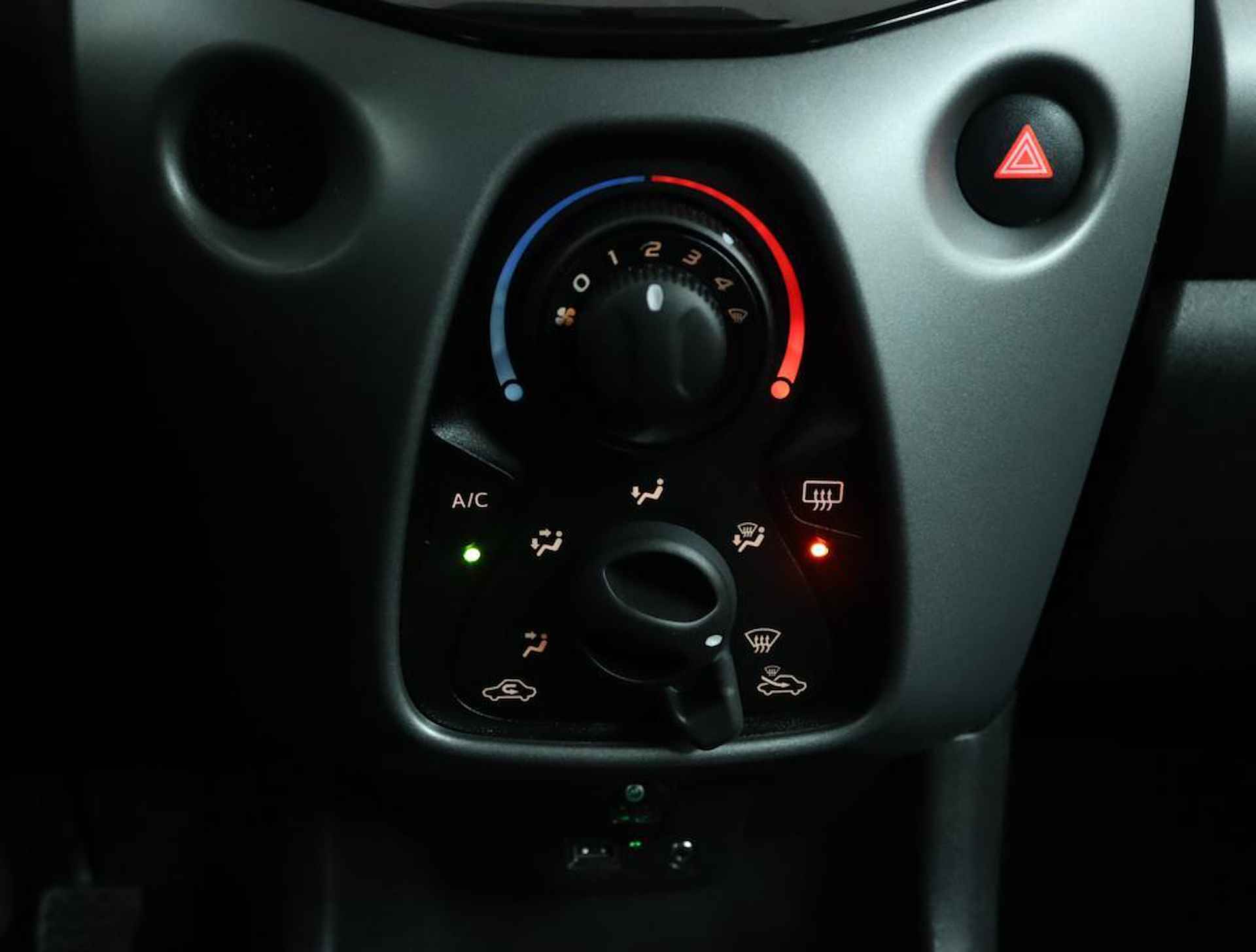 Toyota Aygo 1.0 VVT-i x-play limited | Airco | Centrale vergrendeling | Bluetooth| Achteruitrijcamera | - 7/47