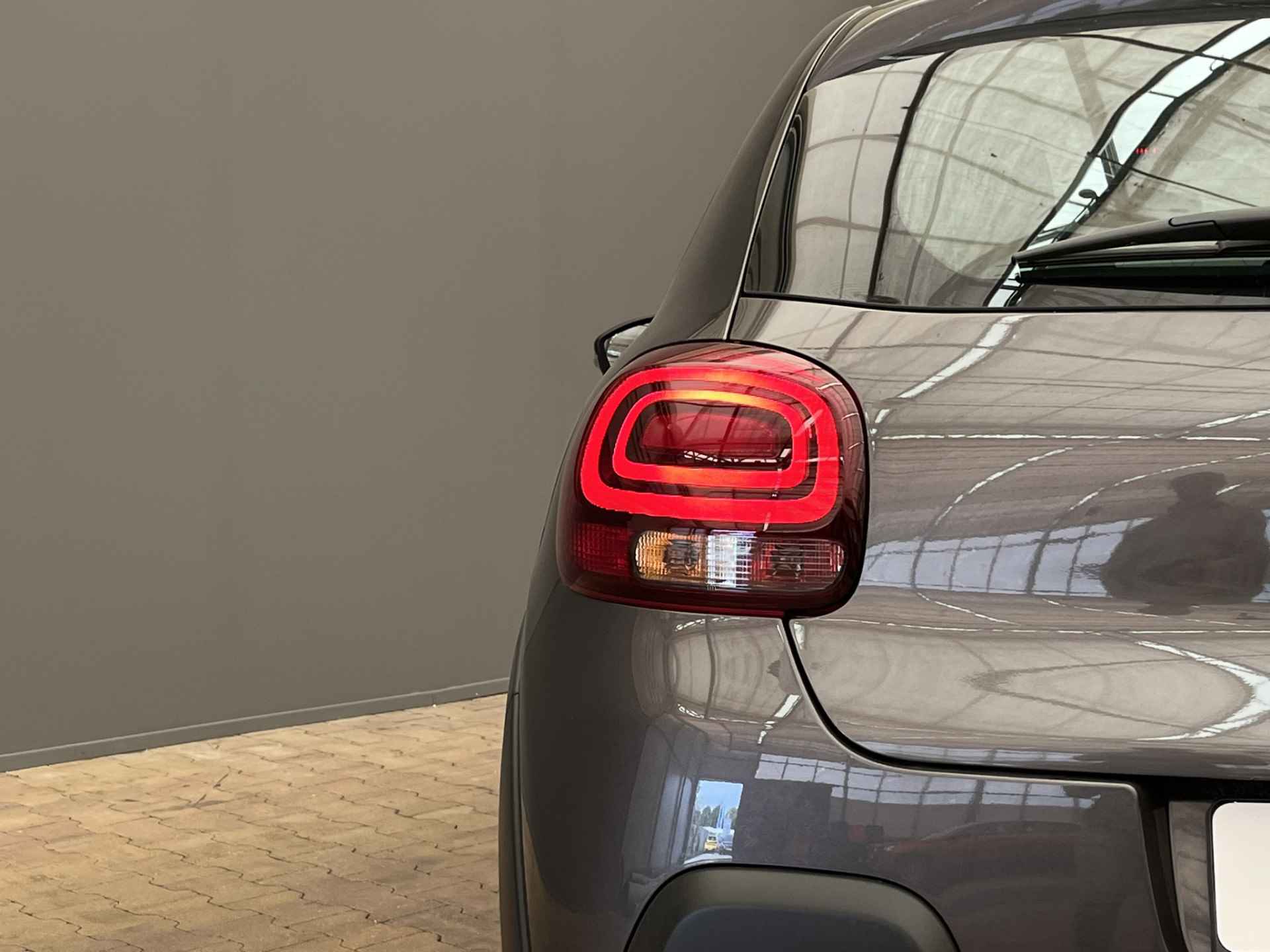 Citroën C3 1.2 82 pk S&S Plus | € 4.154,- Voorraad Voordeel | Navigatie | DAB+ | Parkeersensoren | Cruise | Clima | Led dagrij | Rijstrooksensor | Carplay | Bluetooth | Touchscreen | - 24/26