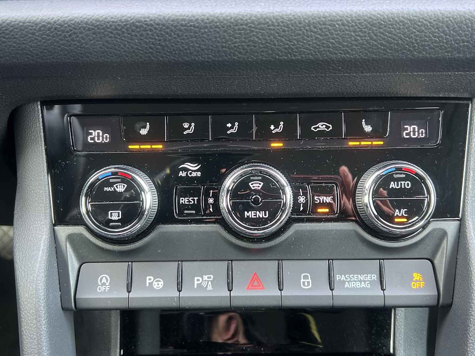 Škoda Kodiaq 1.5 TSI Business Edition Plus DSG/ Metallic/ Digitale Cockpit/ Ged. Leder Int/ Mem. Stoel/Led/ 5P/ Elec. K/ 360 Camera/ Clima/ Navi/  Parkeersensor V. + A. // 18 lmv/ - 10/17