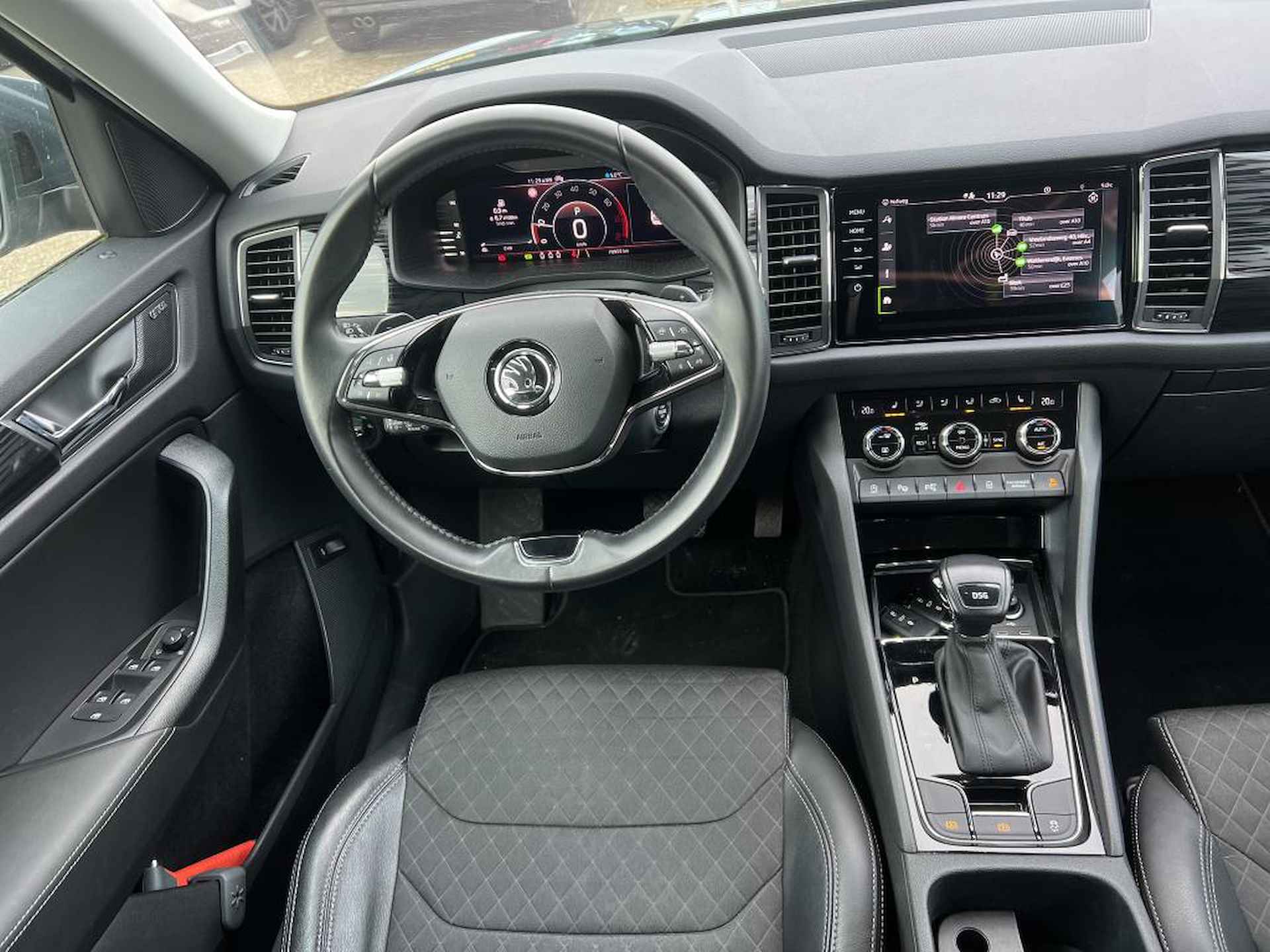 Škoda Kodiaq 1.5 TSI Business Edition Plus DSG/ Metallic/ Digitale Cockpit/ Ged. Leder Int/ Mem. Stoel/Led/ 5P/ Elec. K/ 360 Camera/ Clima/ Navi/  Parkeersensor V. + A. // 18 lmv/ - 13/17