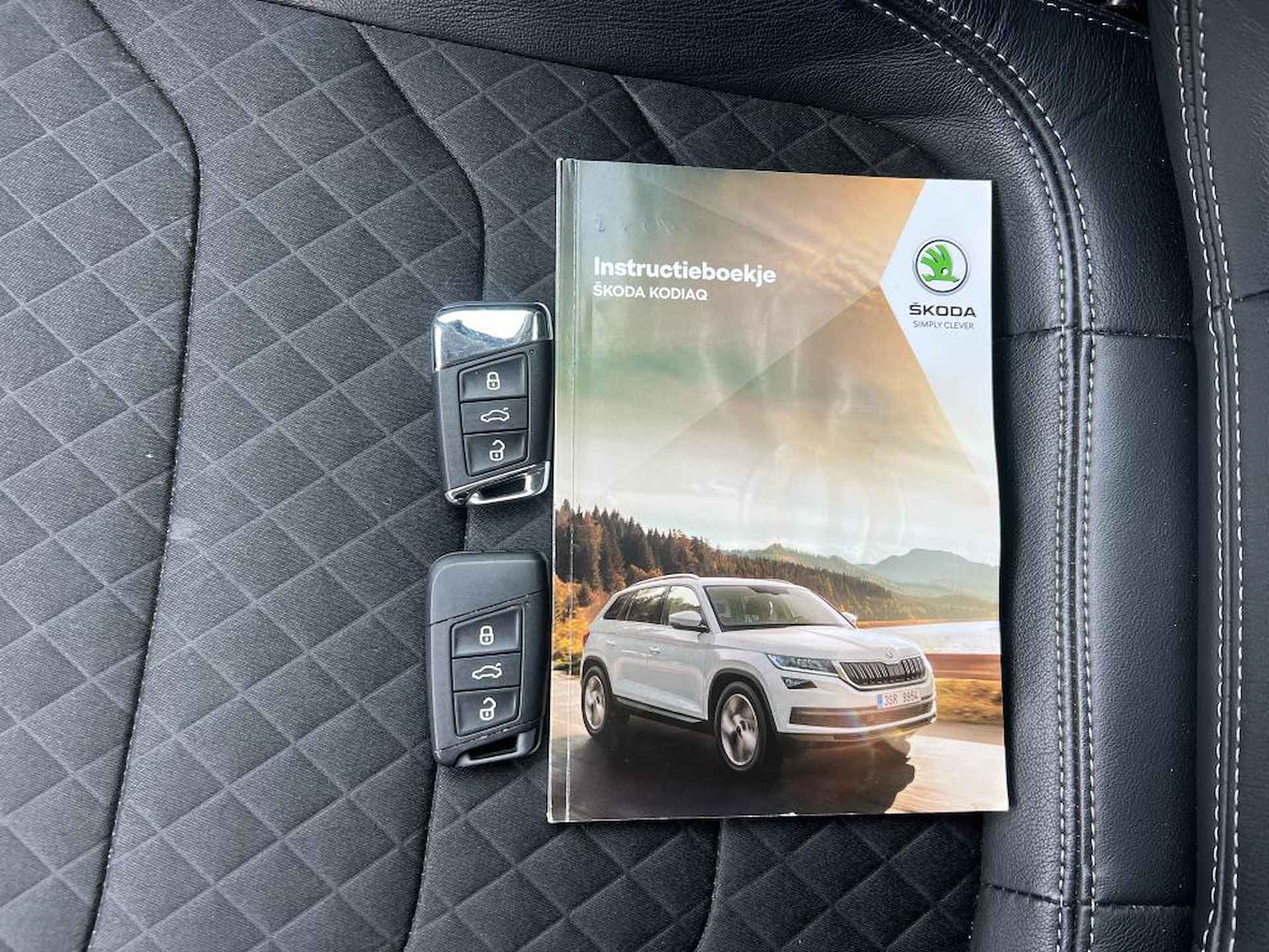 Škoda Kodiaq 1.5 TSI Business Edition Plus DSG/ Metallic/ Digitale Cockpit/ Ged. Leder Int/ Mem. Stoel/Led/ 5P/ Elec. K/ 360 Camera/ Clima/ Navi/  Parkeersensor V. + A. // 18 lmv/ - 16/17