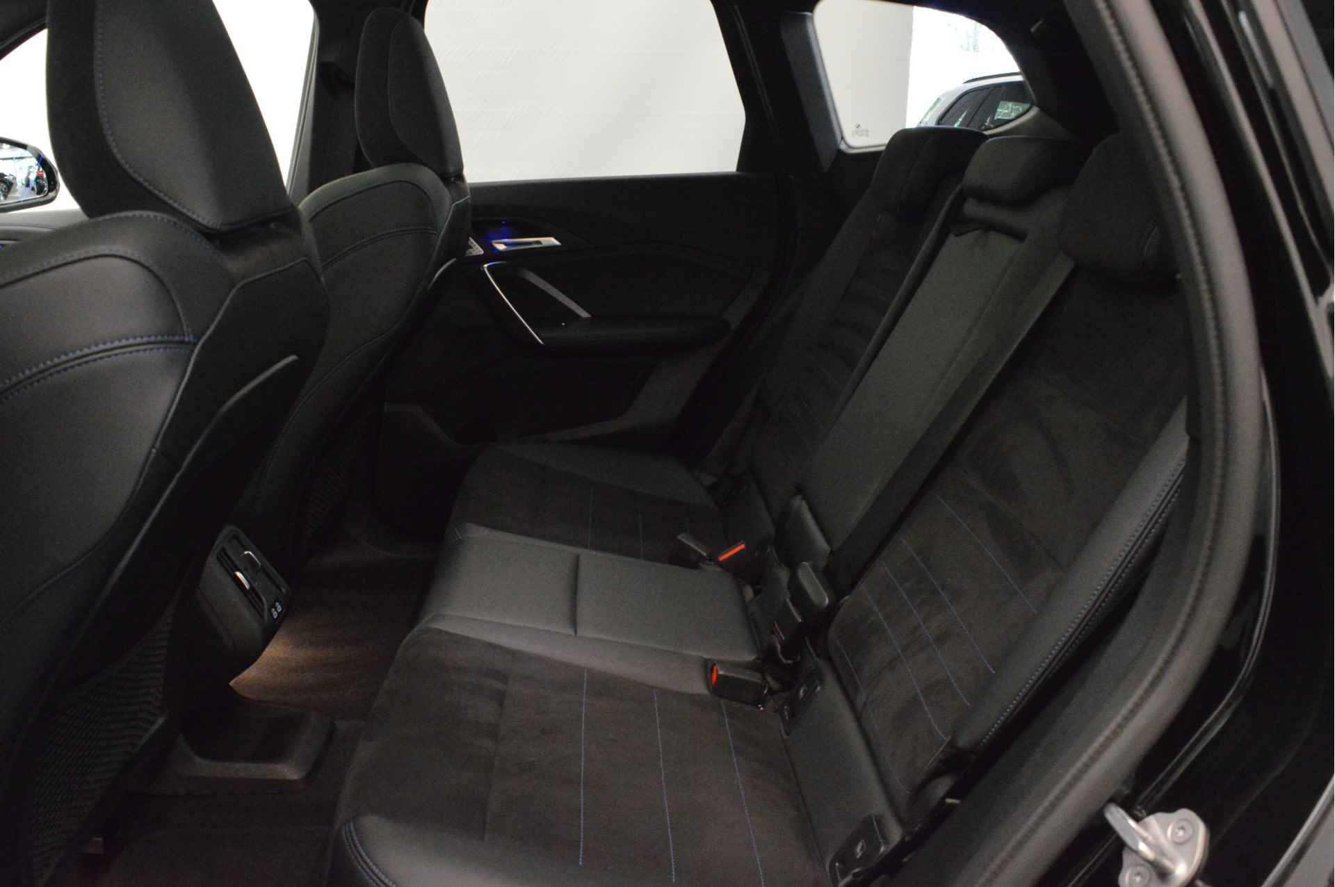 BMW X1 xDrive25e High Executive M Sport Automaat / Panoramadak / Sportstoelen / Adaptief M Onderstel / Adaptieve LED / Parking Assistant Plus / Comfort Access - 22/23