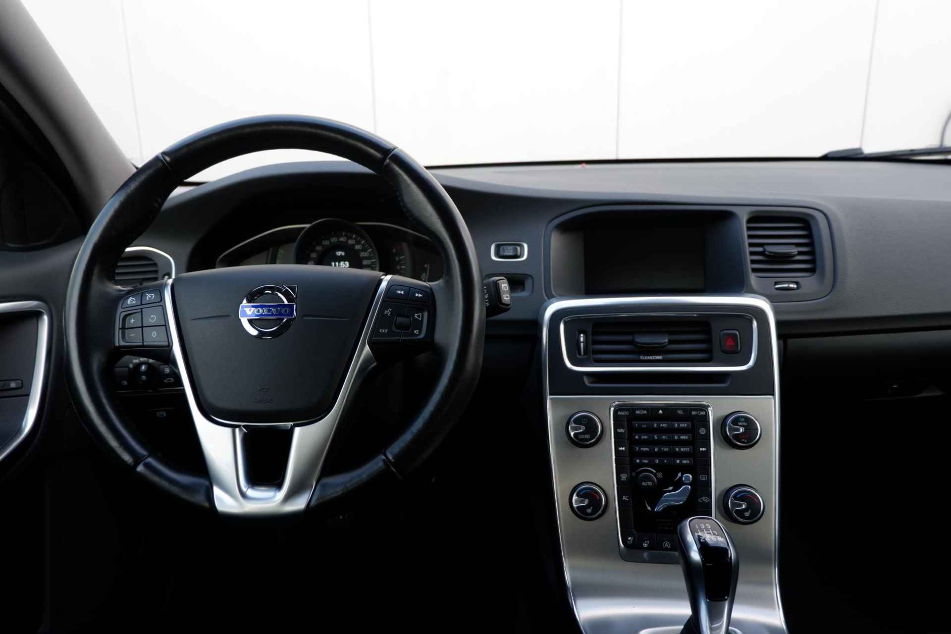 Volvo V60 T3 152PK Polar+, Standkachel met timer, Xenon met adaptieve bochtverlichting, Park Assist voor & achter, Verwarmbare voorstoelen, achterbank & stuurwiel, Keyless Entry, Full-map navigatie, Bluetooth telefoonvoorbereiding - 4/29