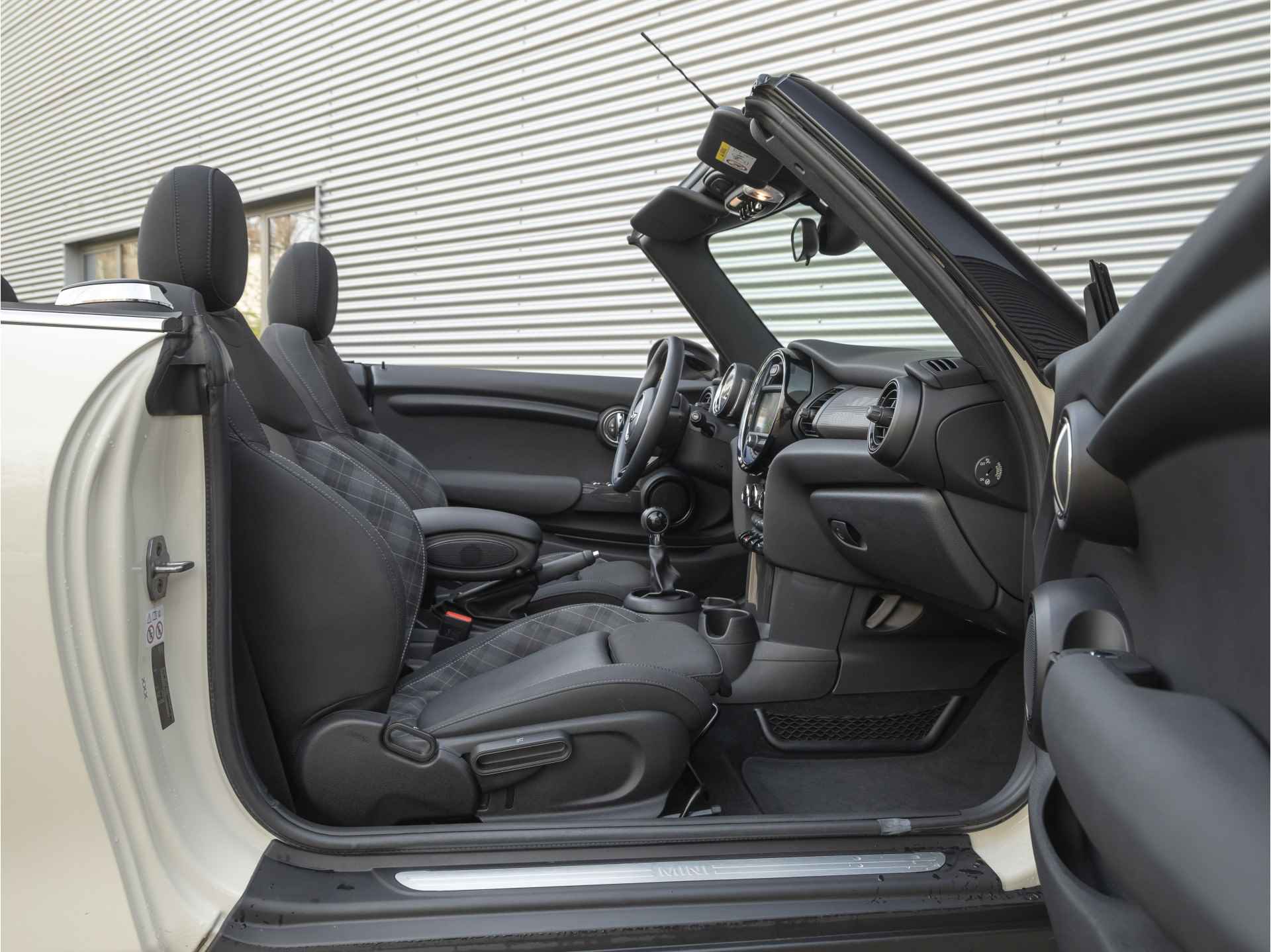 MINI Cabrio 1.5 Cooper - Chili - Navi XL - Bluetooth - Stoelverwarming - LED Verlichting - 19/36