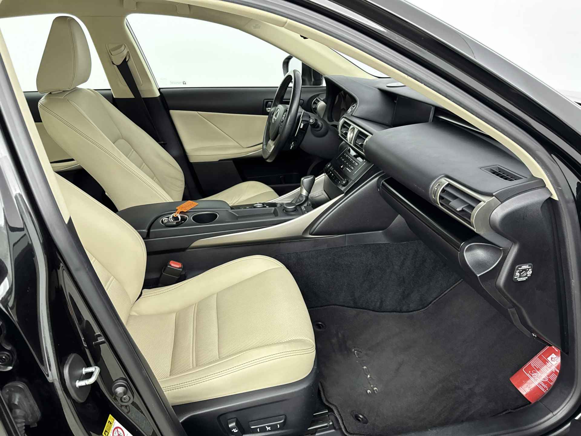 Lexus IS 300h Business Line Pro Limited | Verwarmde voorstoelen | Navigatie | - 29/47