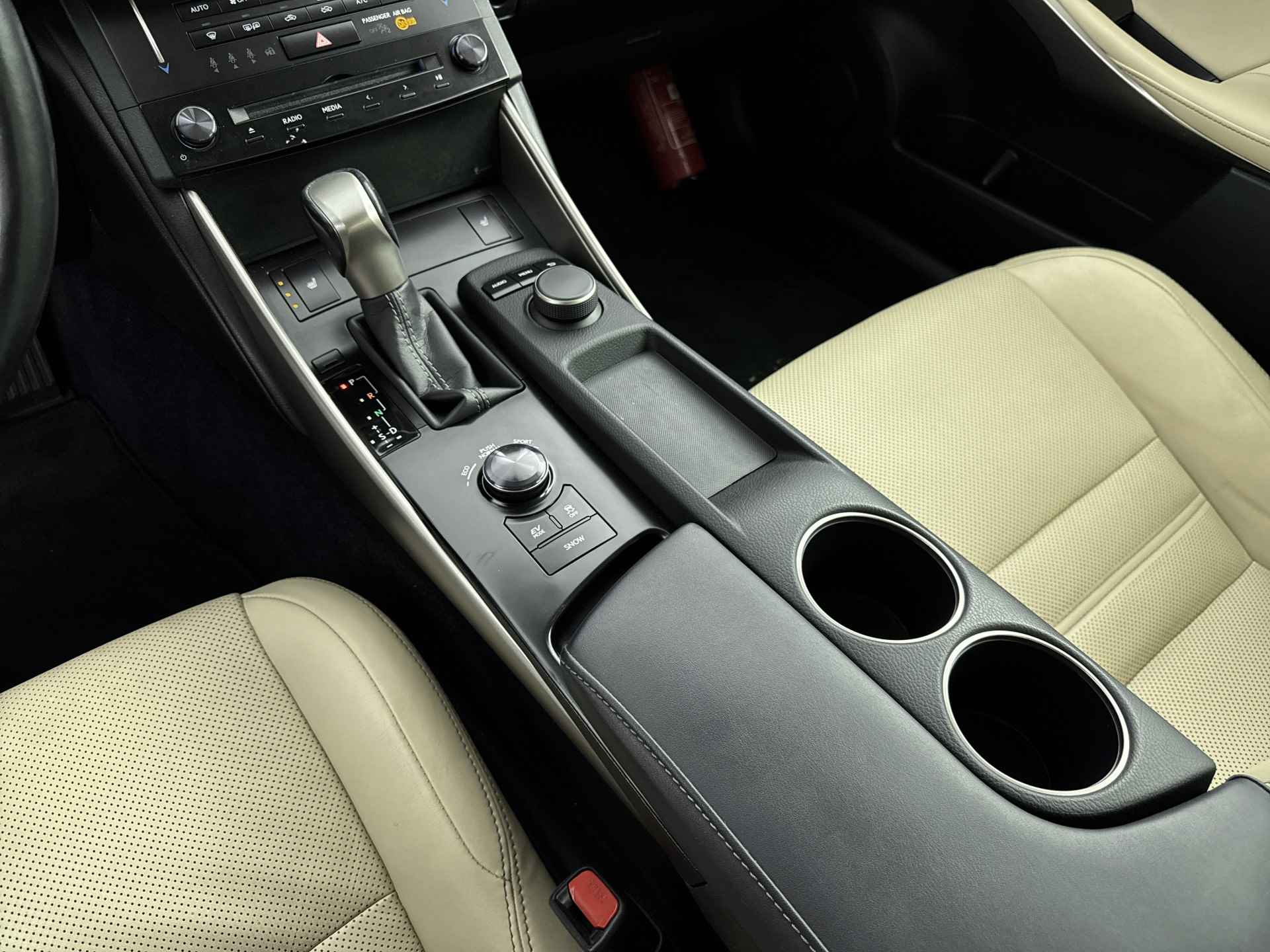 Lexus IS 300h Business Line Pro Limited | Verwarmde voorstoelen | Navigatie | - 34/47