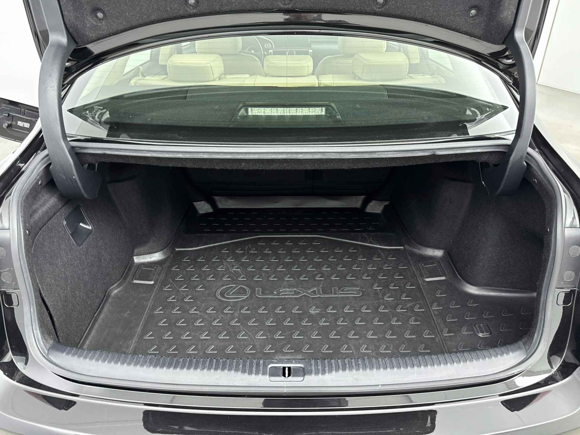 Lexus IS 300h Business Line Pro Limited | Verwarmde voorstoelen | Navigatie | - 38/47