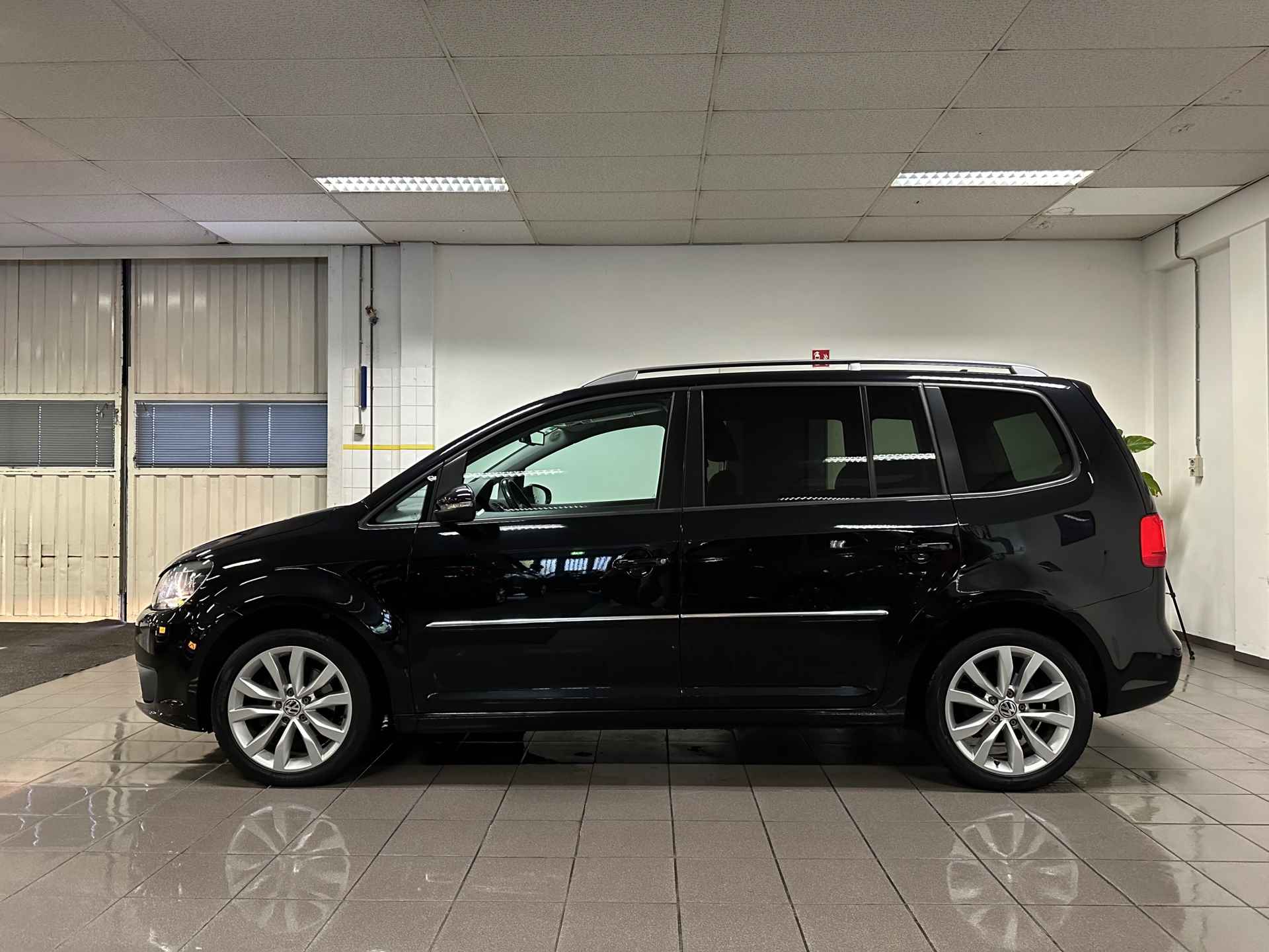 Volkswagen Touran 1.4 TSI Highline 7p. * Automaat / 7 Persoons / Afn. Trekhaak / Navigatie * - 2/24