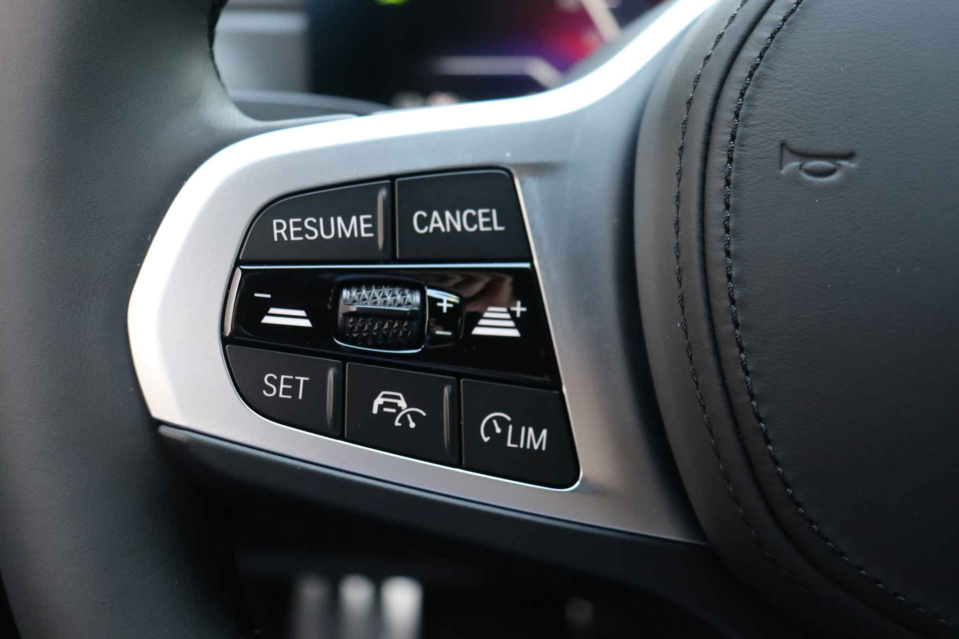 BMW i4 eDrive35 High Executive M Sport 70 kWh / Parking Assistant / Leder / Extra getint glas achter / Live Cockpit Professional / Stoelverwarming - 13/20