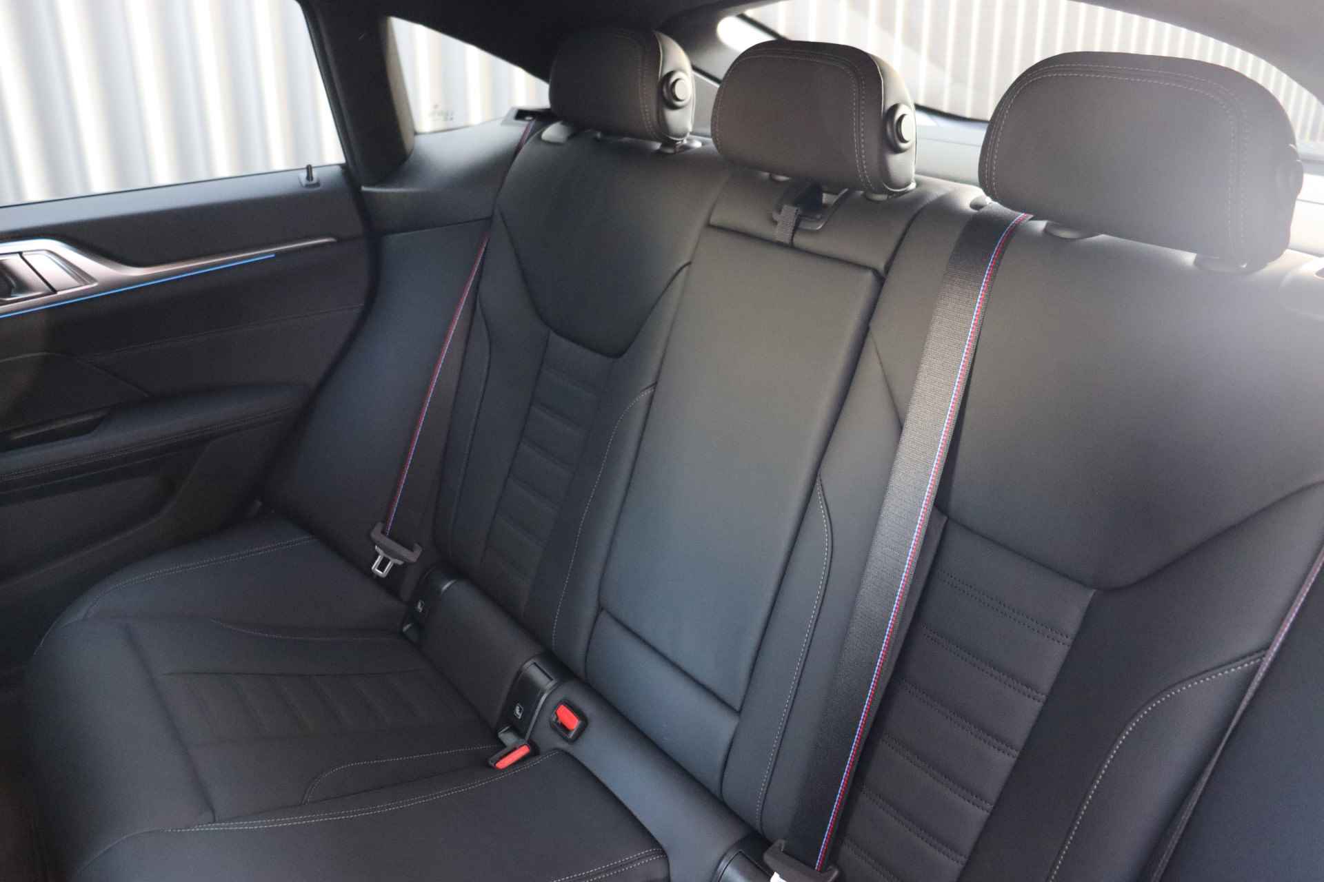 BMW i4 eDrive35 High Executive M Sport 70 kWh / Parking Assistant / Leder / Extra getint glas achter / Live Cockpit Professional / Stoelverwarming - 19/20