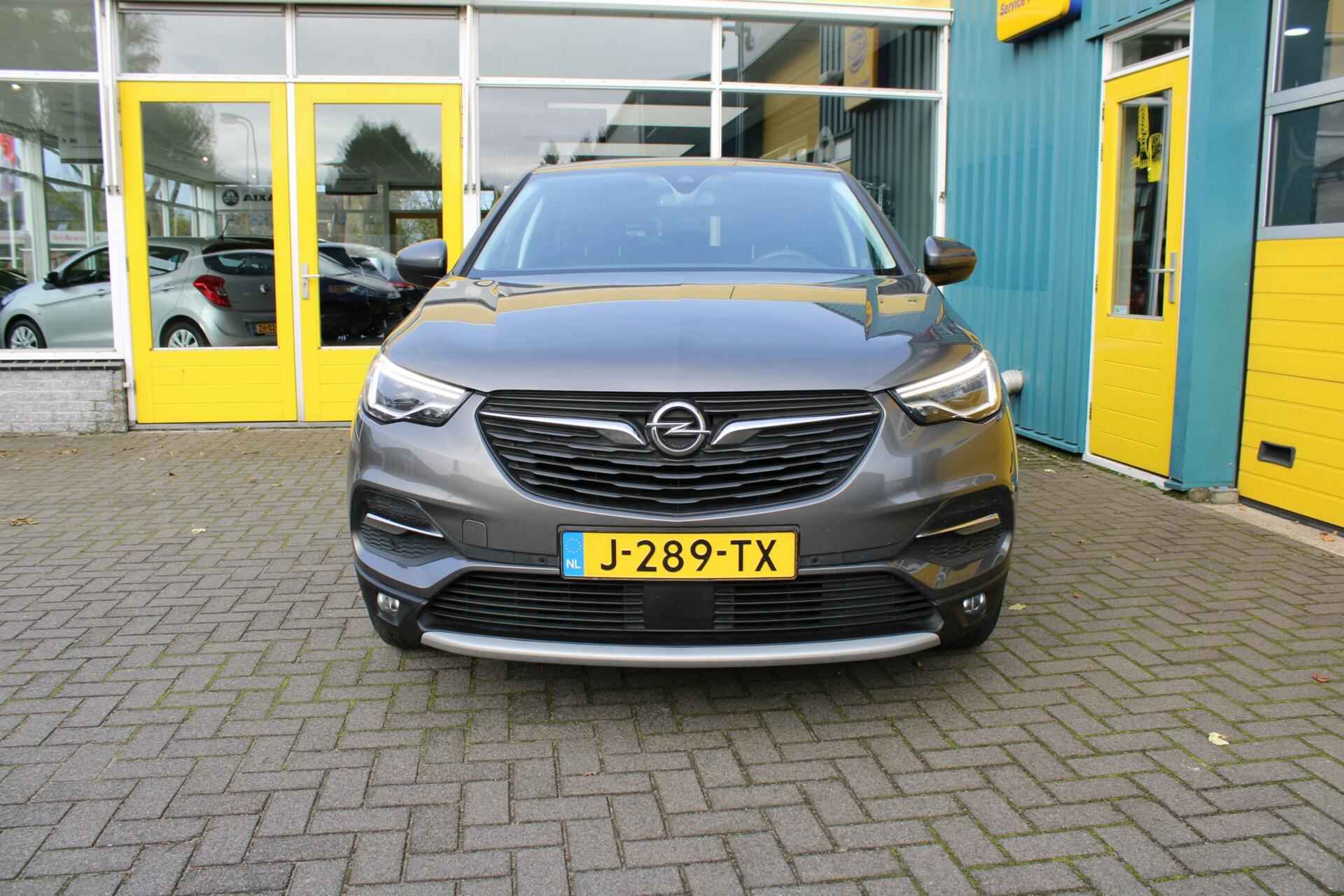 Opel Grandland X 1.2 Turbo Business Executive - 2/36