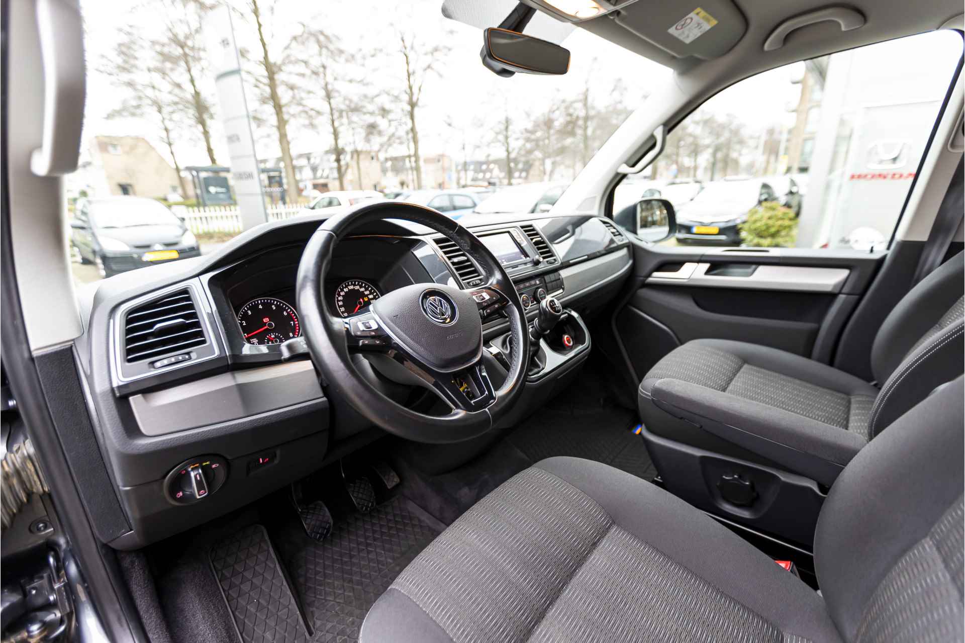 Volkswagen Multivan 2.0 TSI L1H1 Highline 2 Schuifdeuren, Trekhaak, Parkeersensoren, Apple/Android , All-in Rijklaarprijs - 18/56