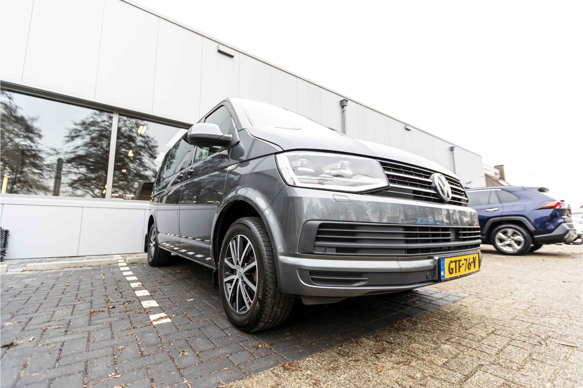 Volkswagen Multivan 2.0 TSI L1H1 Highline 2 Schuifdeuren, Trekhaak, Parkeersensoren, Apple/Android , All-in Rijklaarprijs - 52/56