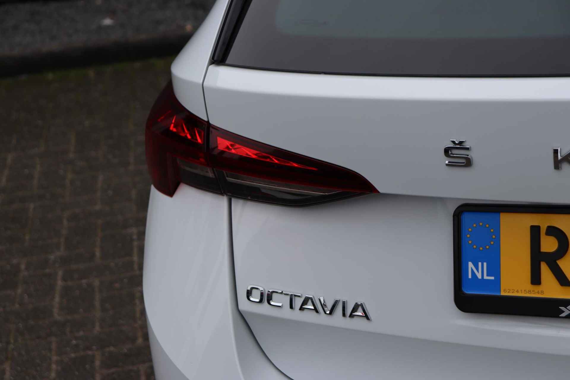 Skoda Octavia 1.5 TSI First Edition / LED / Carplay / Digital Dashboard / - 32/37