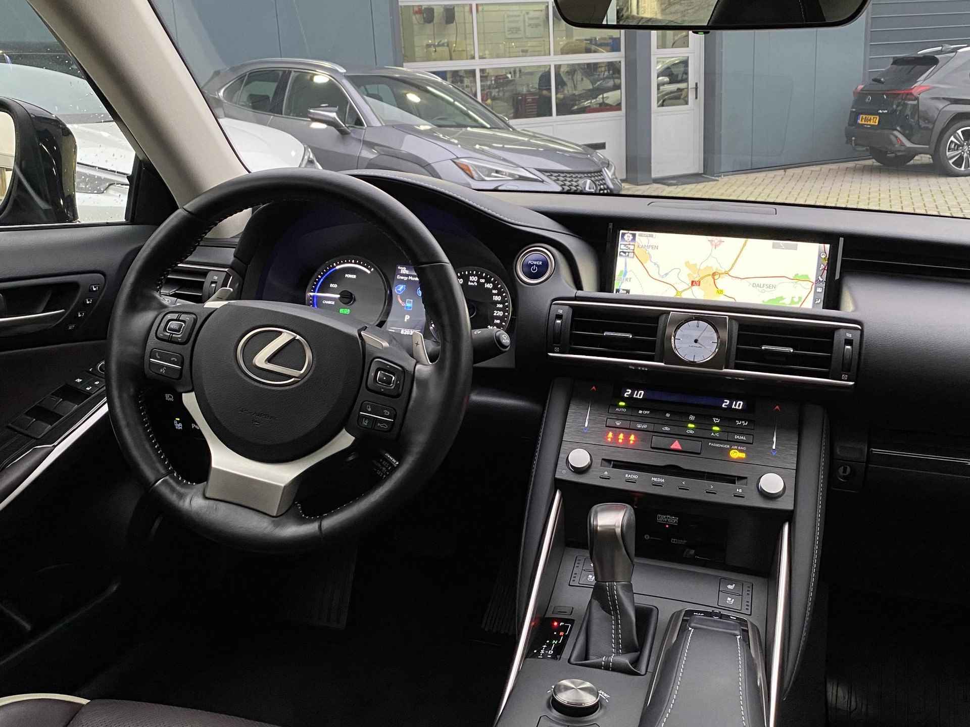 Lexus IS 300h Hybrid Luxury Line NL-AUTO MARK LEVINSON SCHUIFDAK STOELVENTILATIE LED BLIND-SPOT KEYLESS - 38/43