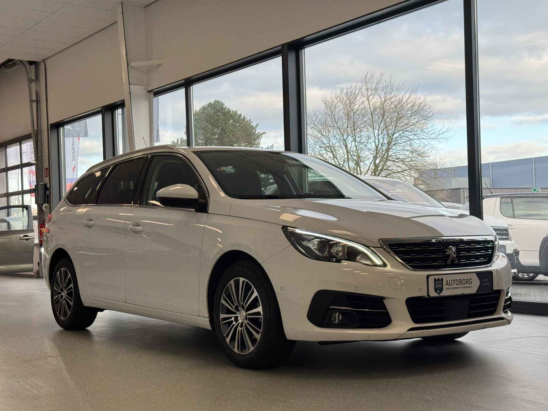 Peugeot 308 SW 1.2 PureTech Blue Lease Allure Prijs Inclusief Onderhoud & 12 Maand BOVAG Garantie | Nieuwe Distributieriem | - 18/36