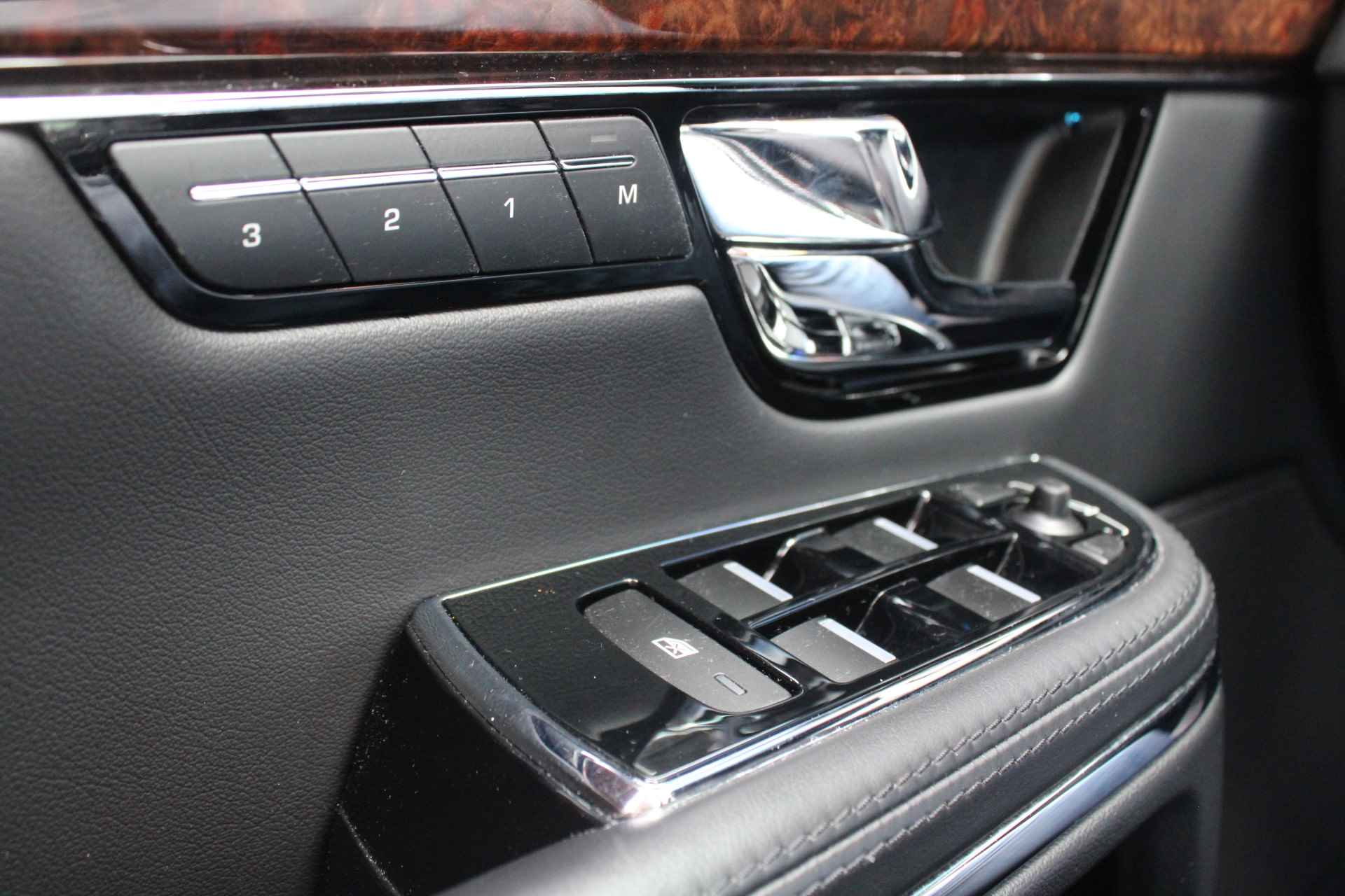 Jaguar XJ 3.0 V6 SC Premium Luxury | Origineel Nederlandse auto! | SCHUIFDAK | MERIDIAN SOUND | LEDER - 36/38
