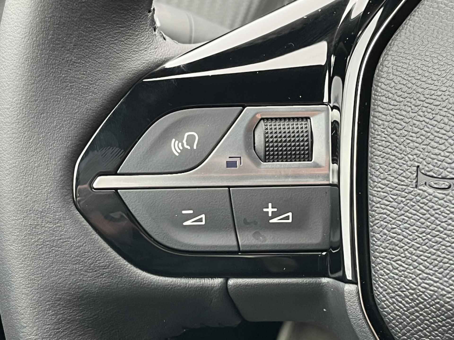 Peugeot 2008 1.2 100PK Allure | €4000 Registratievoordeel! | Camera | Apple/Android Carplay | Navigatie | Leder/Stof | LED | Bluetooth | Getint Glas | Virtueel Dashboard | Lane-Assit | Cruise Control - 10/29