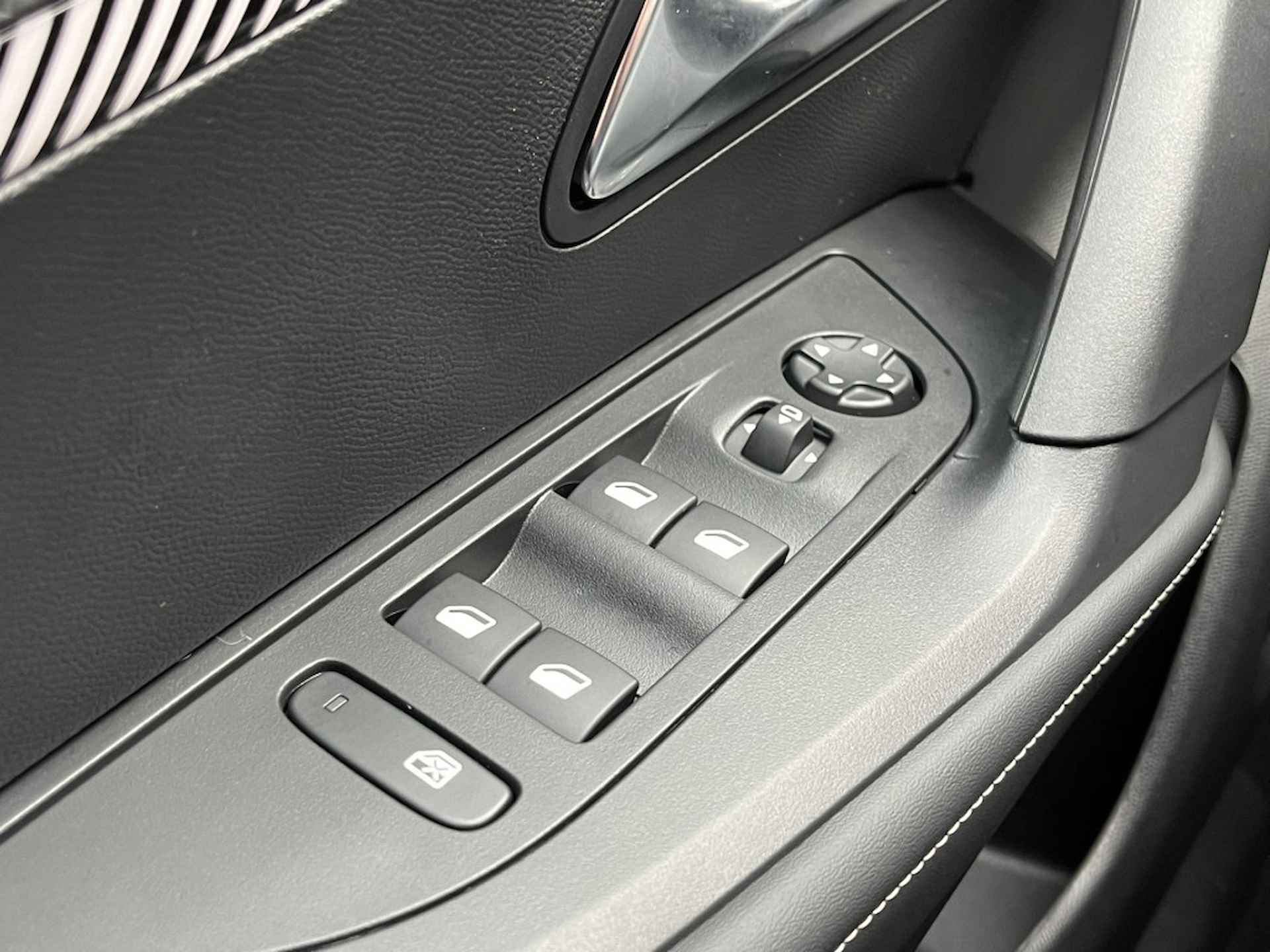 Peugeot 2008 1.2 100PK Allure | €4000 Registratievoordeel! | Camera | Apple/Android Carplay | Navigatie | Leder/Stof | LED | Bluetooth | Getint Glas | Virtueel Dashboard | Lane-Assit | Cruise Control - 19/29