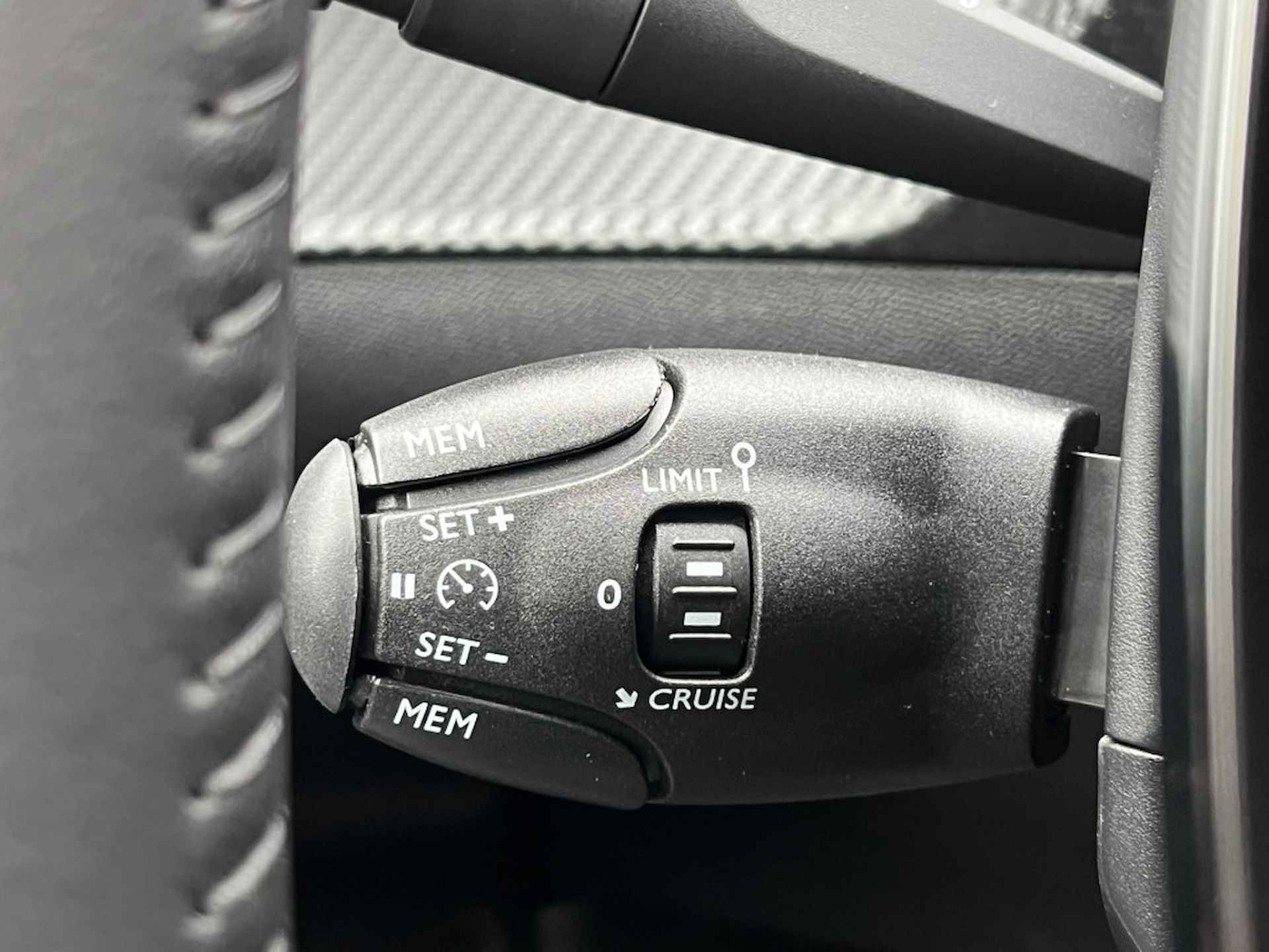 Peugeot 2008 1.2 100PK Allure | €4000 Registratievoordeel! | Camera | Apple/Android Carplay | Navigatie | Leder/Stof | LED | Bluetooth | Getint Glas | Virtueel Dashboard | Lane-Assit | Cruise Control - 28/29
