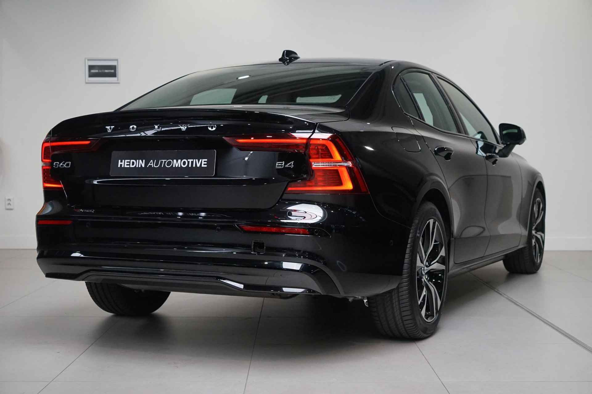 Volvo S60 B4 Plus Dark Mild Hybride Automaat 197pk Black Edition | Onyx Black | 360° Camera| Harman & Kardon Audio| Driver Awareness| Leder Interieur | - 6/28