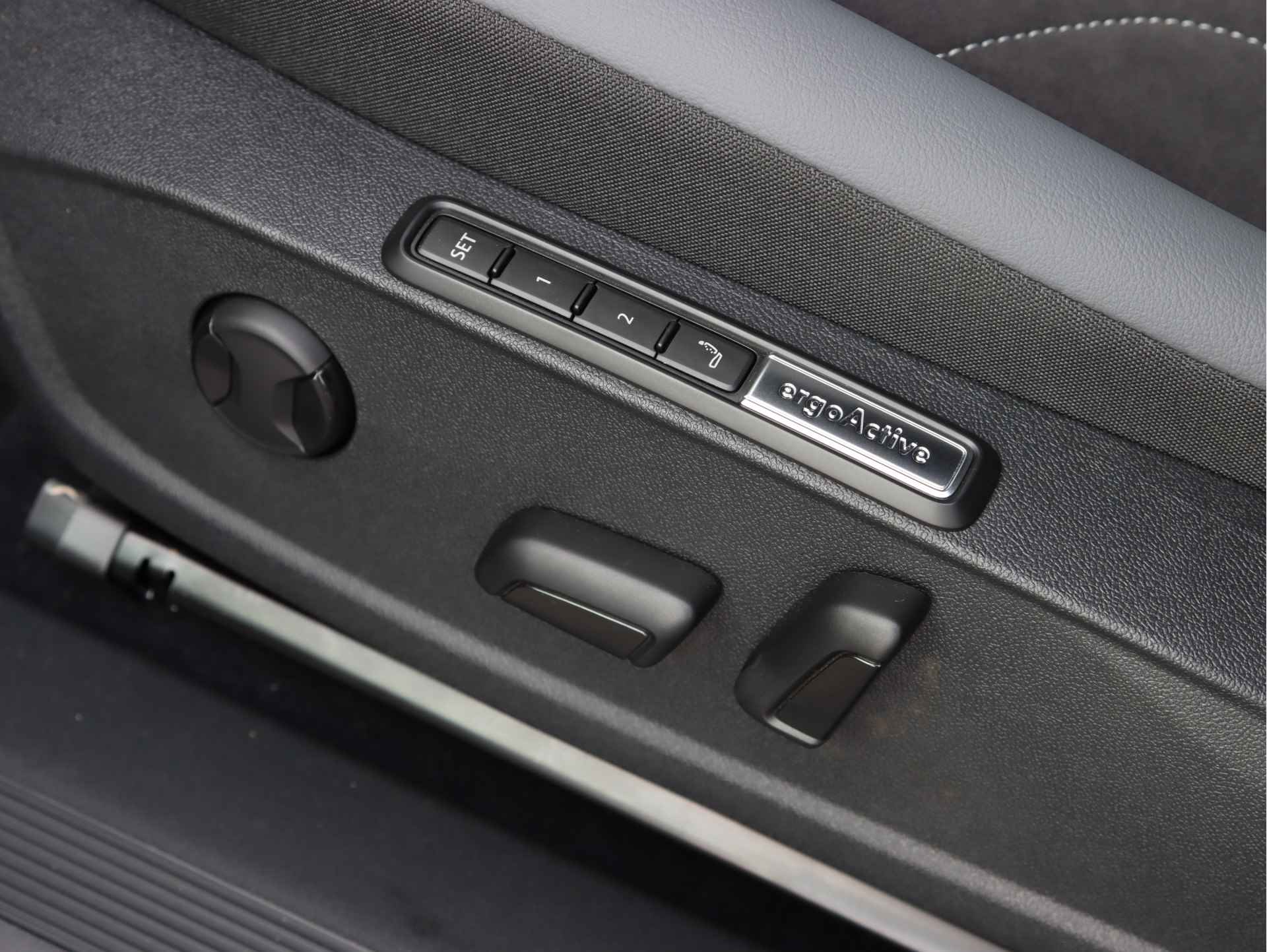 Volkswagen ID.4 Pro Advantage 77 kWh 174pk | Style+ interieur | Warmtepomp | Trekhaak | LED Matrix | 20" velgen | Achteruitrijcamera | Navigatie | - 9/38