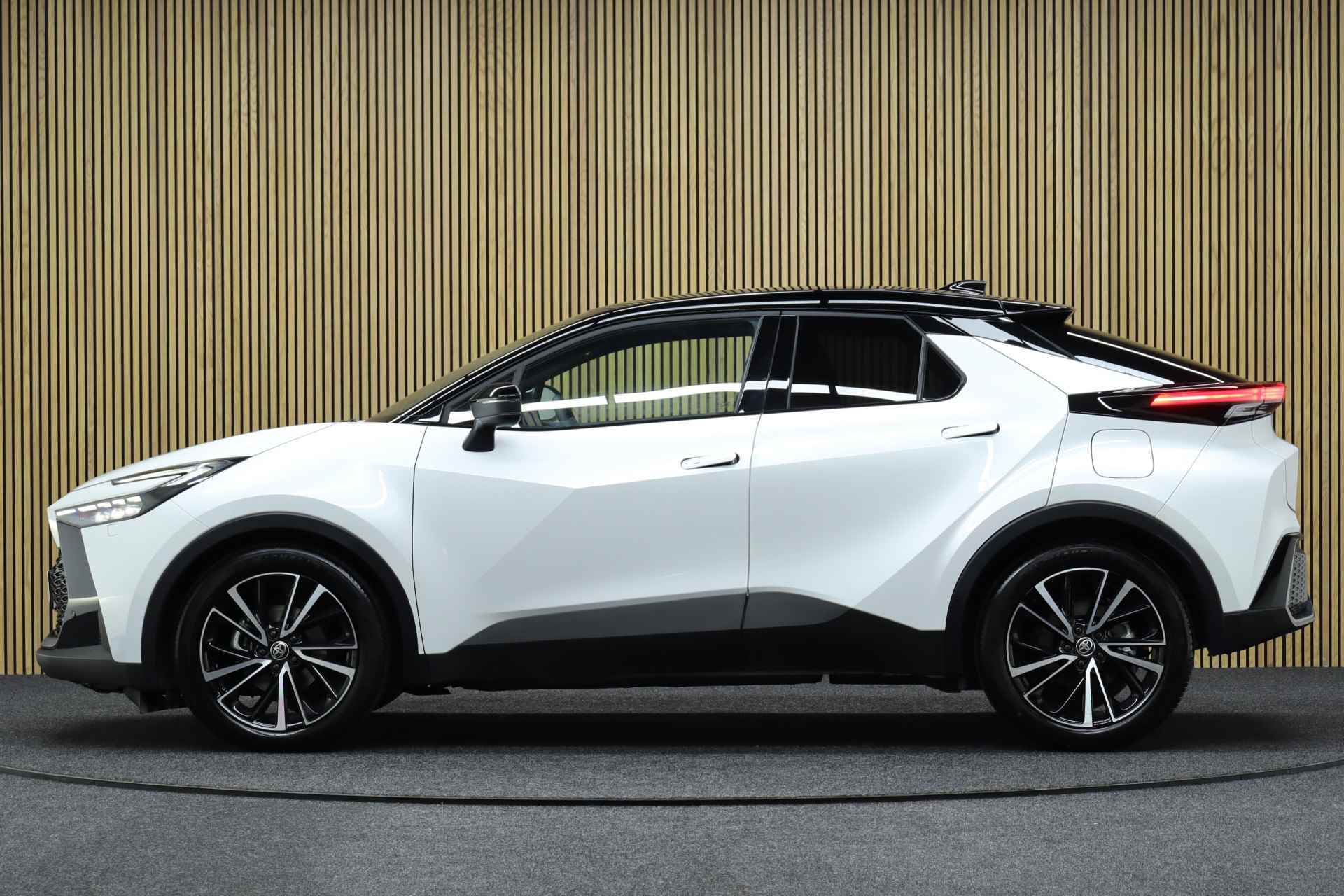 Toyota C-HR 1.8 Hybrid 140 Executive Next Generation Pack | € 5.000,- Voorraad Voordeel! | Direct leverbaar | JBL Audio | Bi-Tone | Alcantara | Winterpakket - 2/44