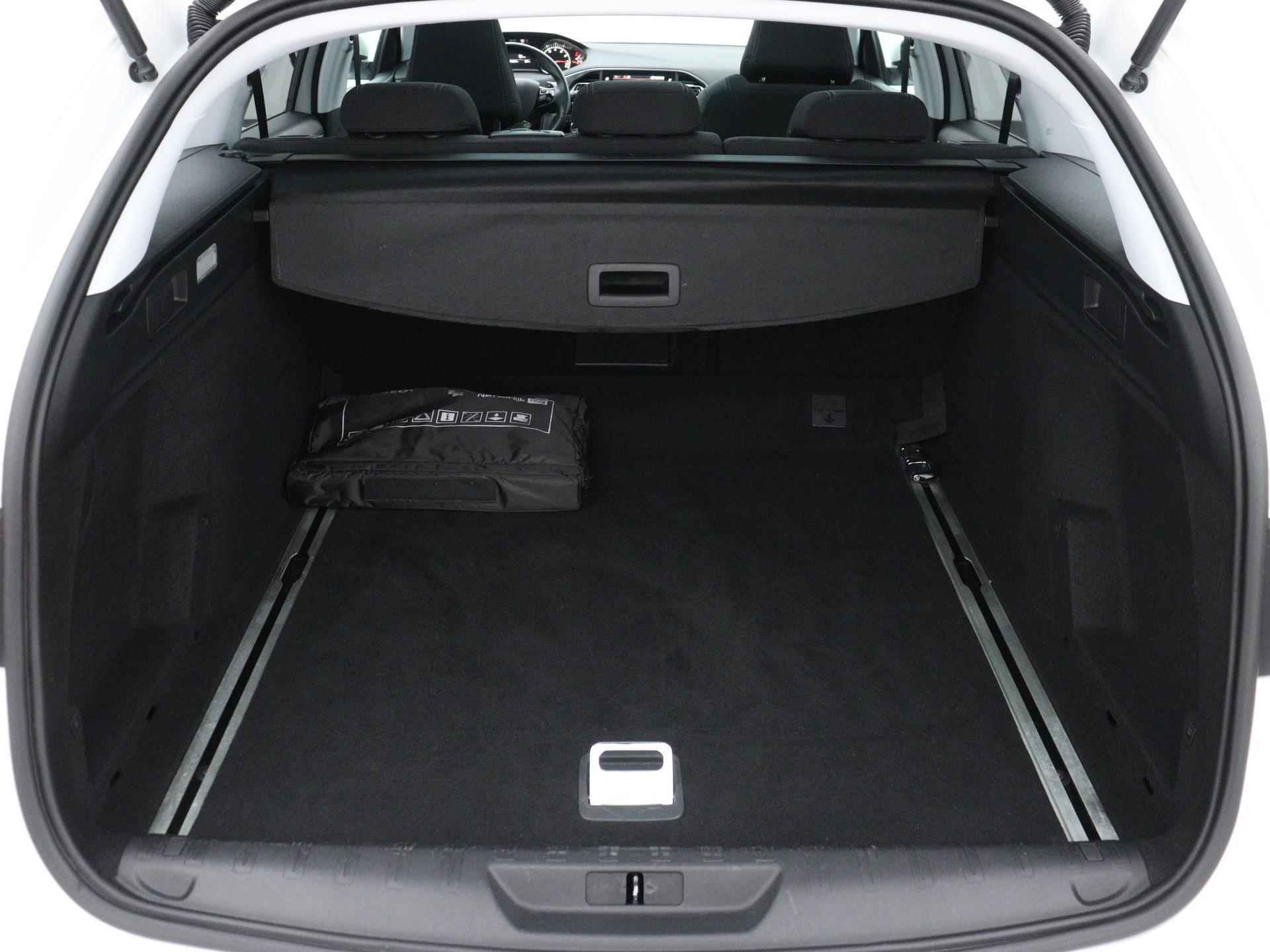 Peugeot 308 SW Blue Lease Premium 130pk Automaat  | Navigatie | Camera | Panoramadak | Licht Metalen Velgen 16"| Parkeersensoren Voor/ Achter - 13/37