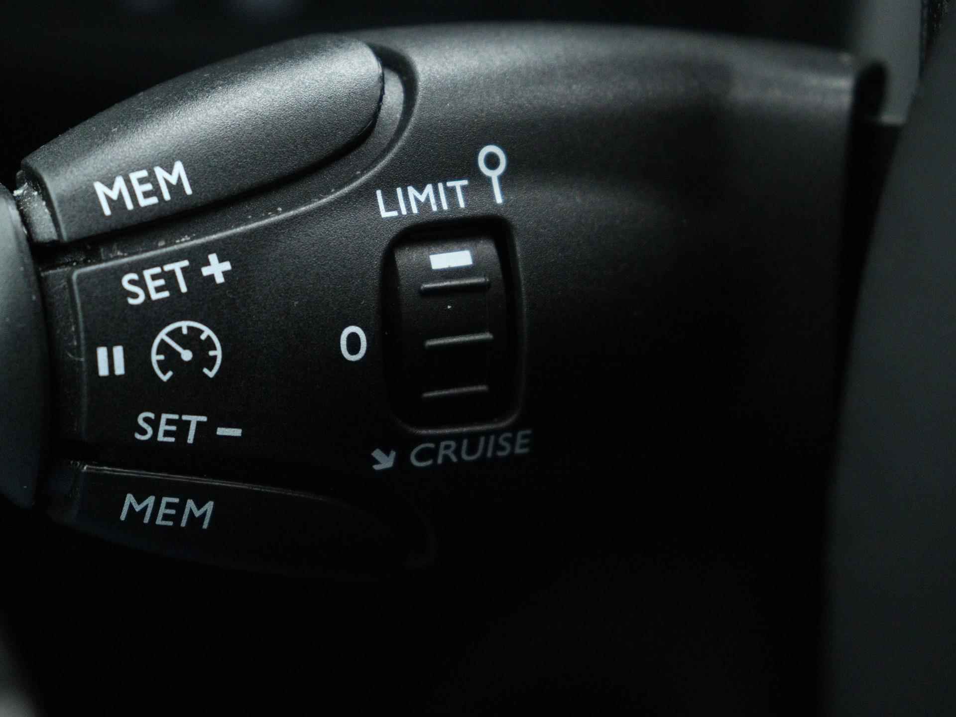 Peugeot 308 SW Blue Lease Premium 130pk Automaat  | Navigatie | Camera | Panoramadak | Licht Metalen Velgen 16"| Parkeersensoren Voor/ Achter - 27/37