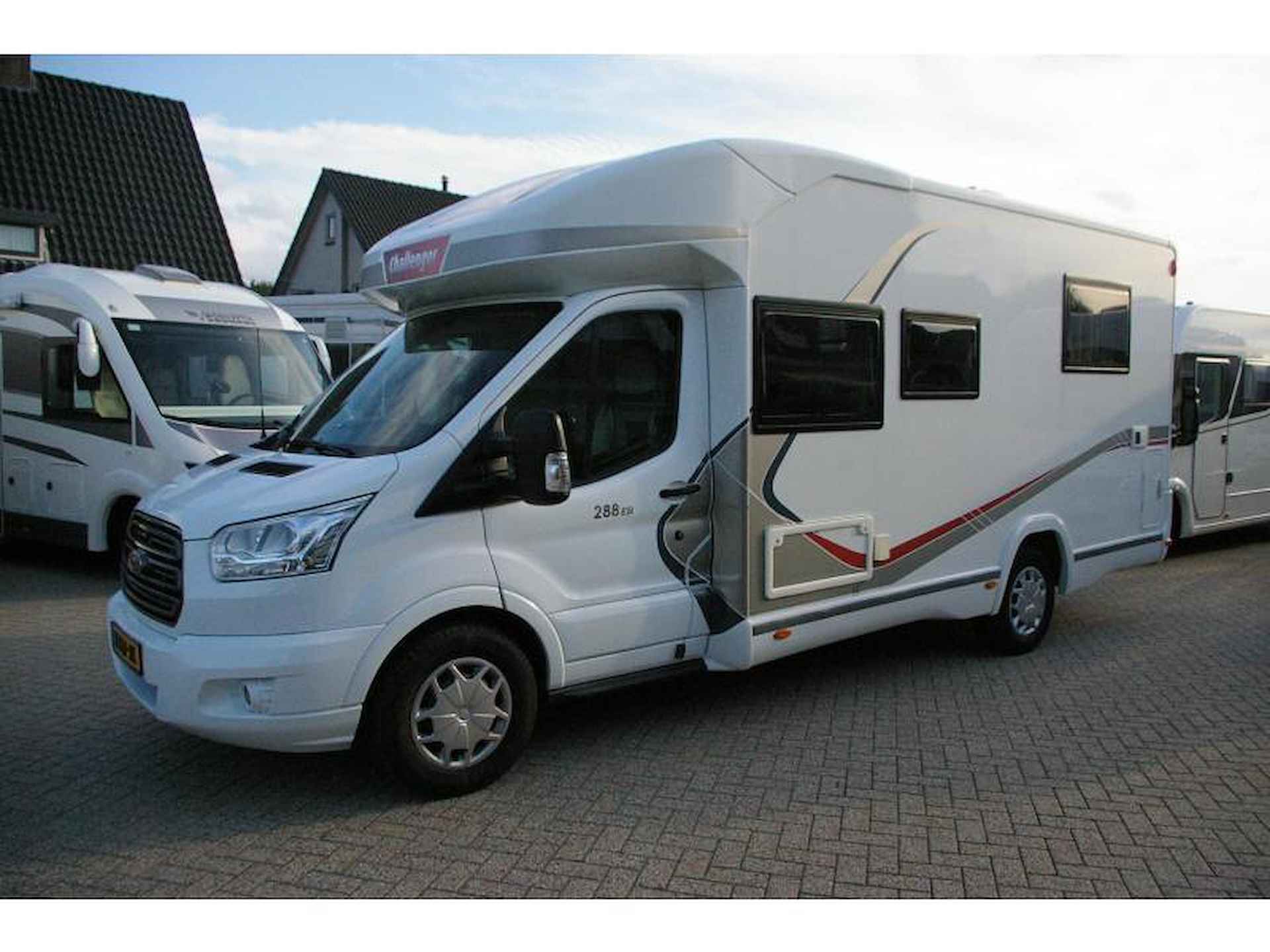 Challenger Genesis 288 EB Queensbed, top indeling. - 3/15