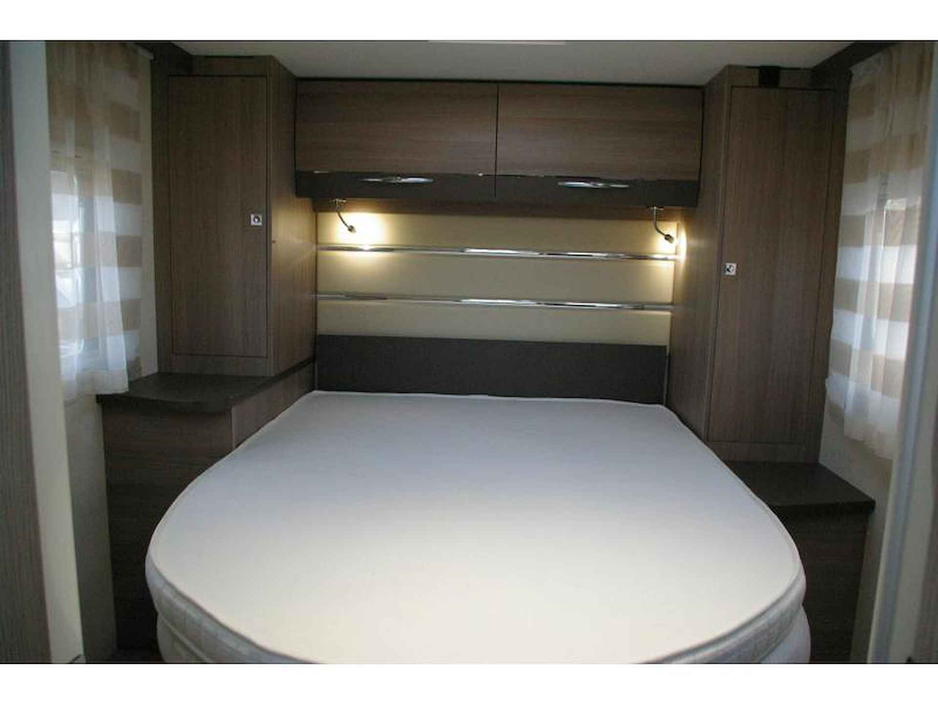 Challenger Genesis 288 EB Queensbed, top indeling. - 12/15