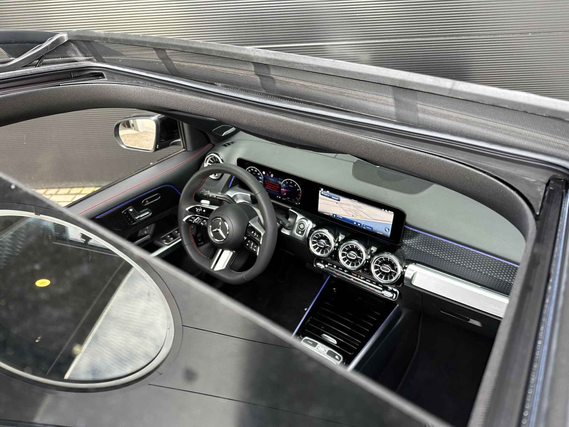 Mercedes-Benz GLB 200 AMG Line | Premium Plus | Nightpakket | Panoramadak | Burmester | 360° Camera | Head-up Display | Memorystoelen Verwarmd | Trekhaak | Sfeerverlichting | Adaptief verstelbaar onderstel | Apple & Android Carplay - 3/12