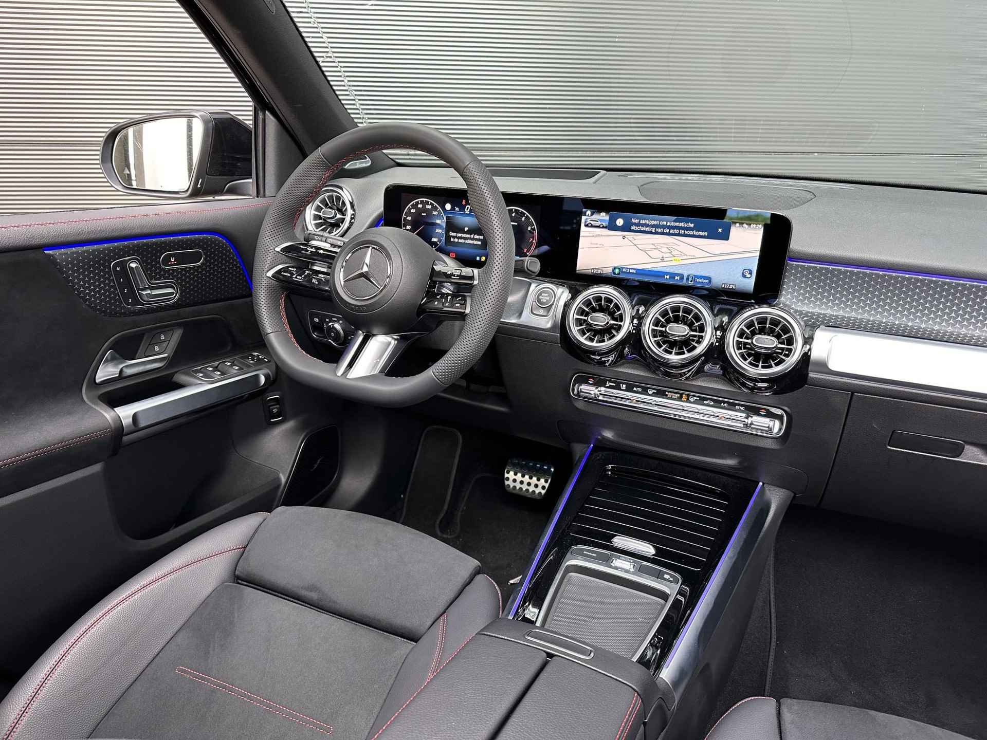 Mercedes-Benz GLB 200 AMG Line | Premium Plus | Nightpakket | Panoramadak | Burmester | 360° Camera | Head-up Display | Memorystoelen Verwarmd | Trekhaak | Sfeerverlichting | Adaptief verstelbaar onderstel | Apple & Android Carplay - 4/12