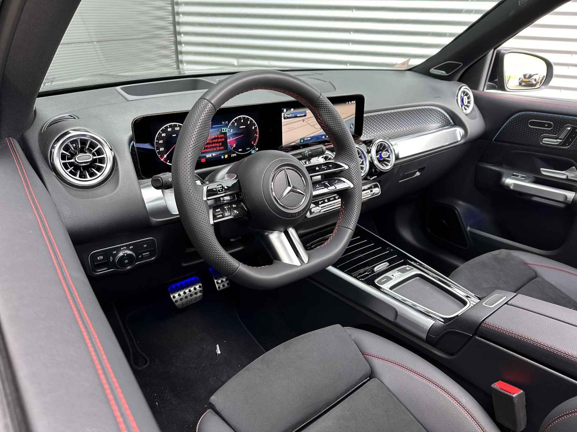 Mercedes-Benz GLB 200 AMG Line | Premium Plus | Nightpakket | Panoramadak | Burmester | 360° Camera | Head-up Display | Memorystoelen Verwarmd | Trekhaak | Sfeerverlichting | Adaptief verstelbaar onderstel | Apple & Android Carplay - 11/12