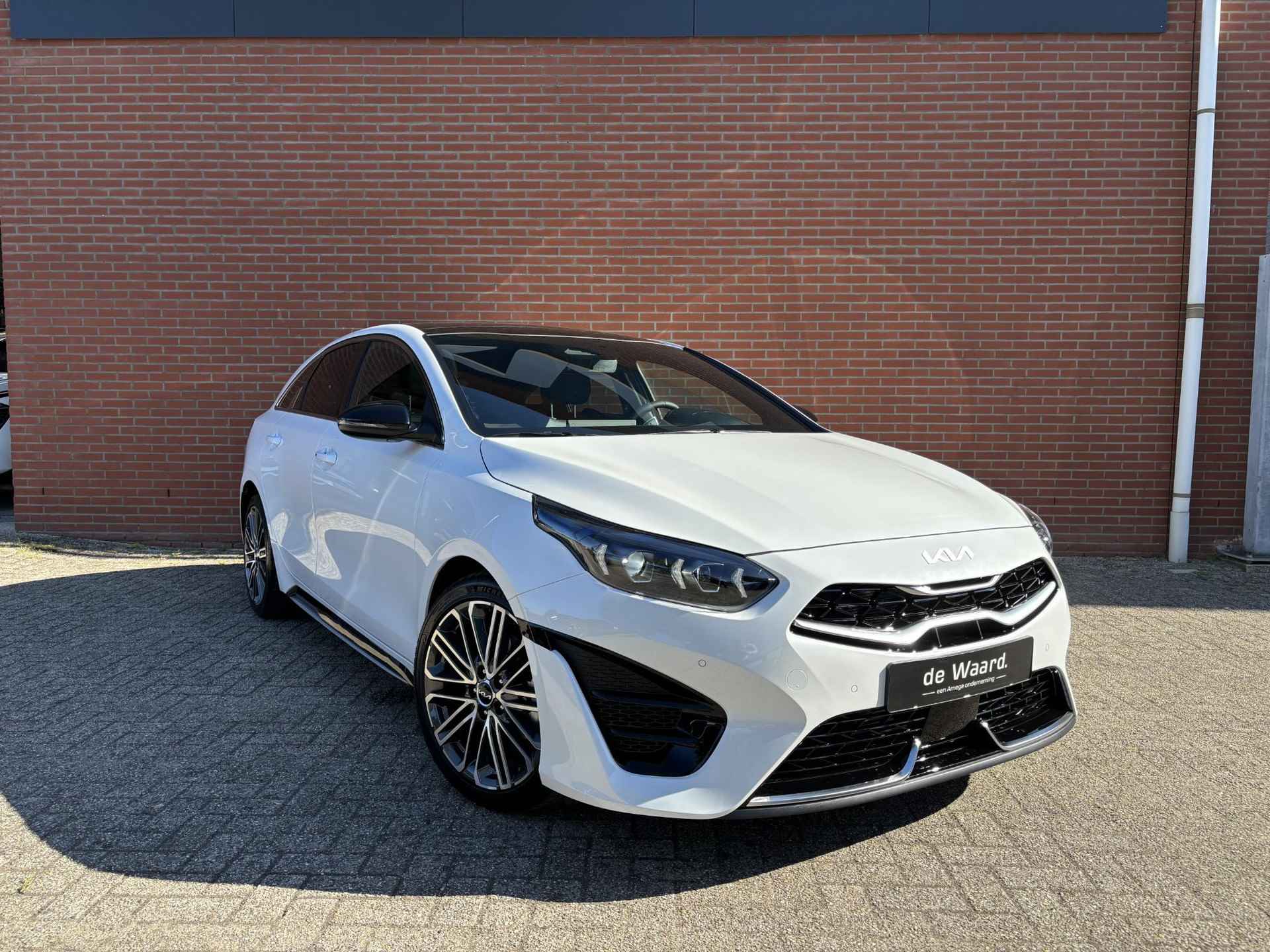 Kia ProCeed 1.5 T-GDi GT-PlusLine | Panorama schuif/kanteldak | Suede bekleding | Stoel- en stuurverwarming | JBL premium sound system - 14/38