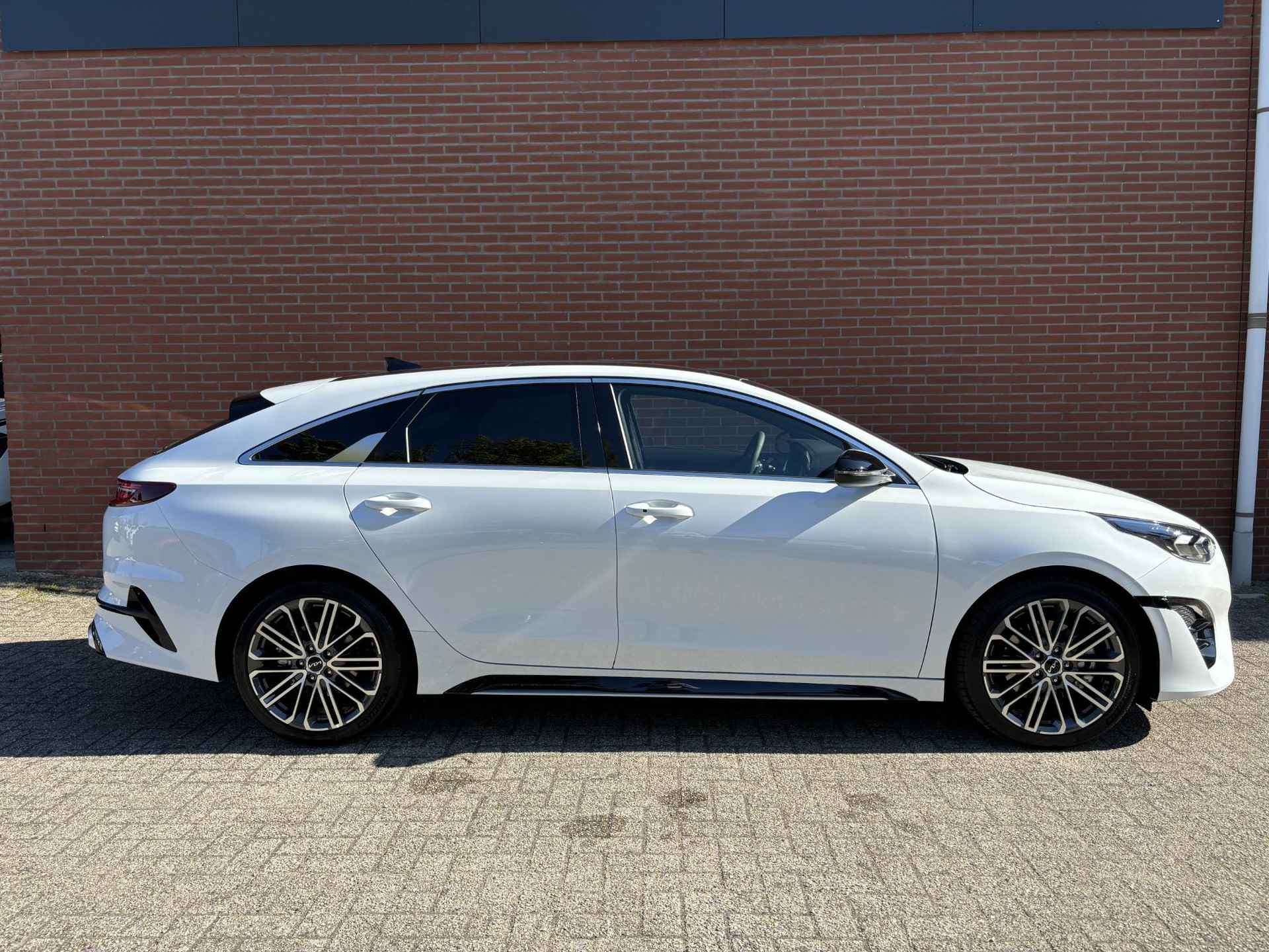 Kia ProCeed 1.5 T-GDi GT-PlusLine | Panorama schuif/kanteldak | Suede bekleding | Stoel- en stuurverwarming | JBL premium sound system - 15/38