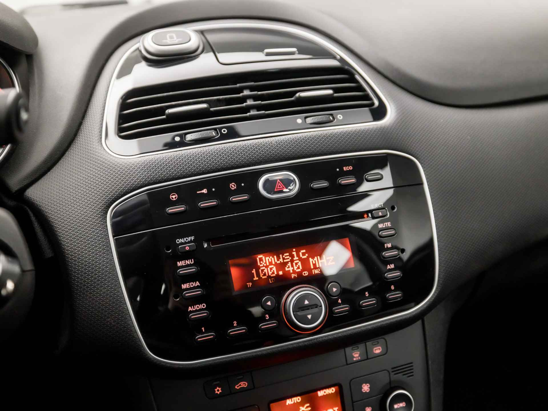 Fiat Punto Evo 0.9 TwinAir Sport (RADIO, NAP, CRUISE, AIRCO, ELEK PAKKET, SPORTSTOELEN, LM VELGEN, STUURWIEL MULTIFUNCTIONEEL, TREKHAAK, NIEUWE APK, NIEUWSTAAT) - 8/34