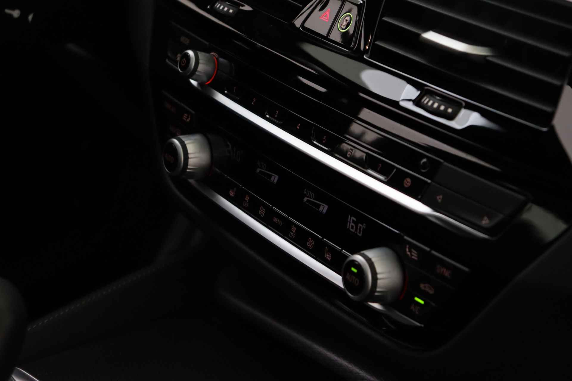 BMW 5 Serie 530i High Executive M Sport Automaat / Schuif-kanteldak / Laserlight / Parking Assistant / Harman Kardon / Comfortstoelen / Live Cockpit Professional - 18/64