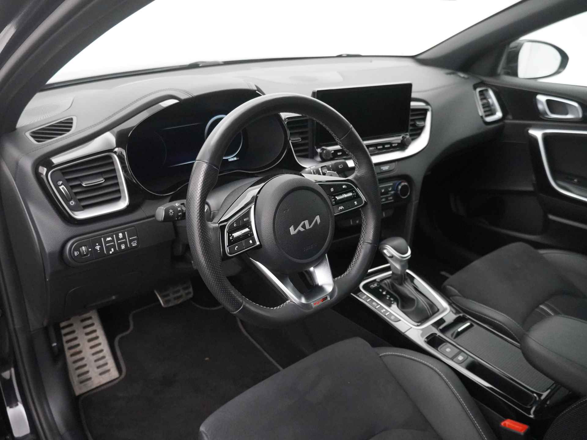 Kia Ceed Sportswagon 1.5 T-GDi GT-Line - Automaat - Panorama dak - Stoel en stuurwiel verwarming - Android Auto/Apple CarPlay - Elektrische achterklep - Fabrieksgarantie tot 02-2029 - 17/49