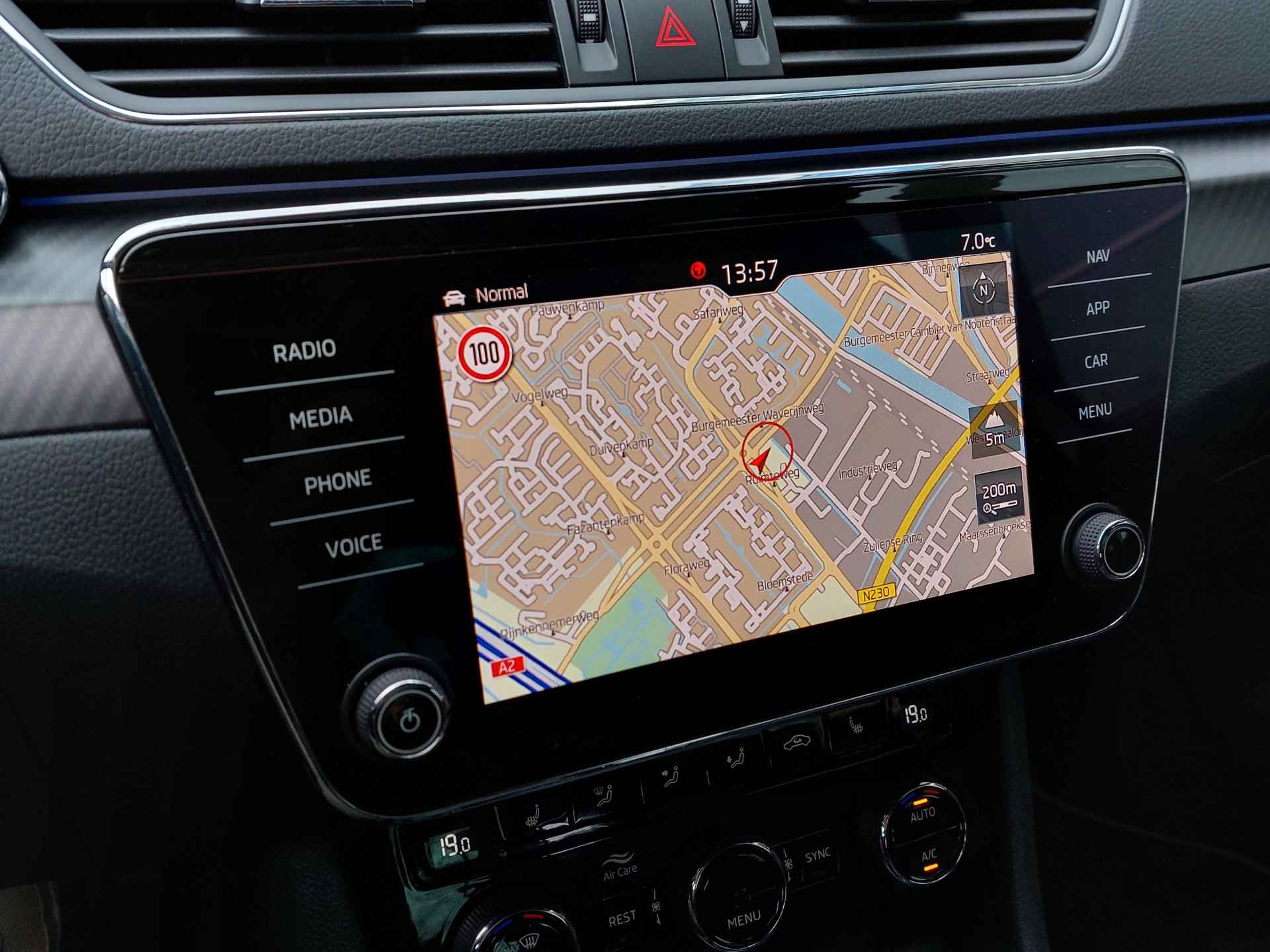 Škoda Superb 1.5 TSI ACT 150pk DSG Sportline Business | Navi + Apple Carplay+Android Auto | Clima | Cruise | Keyless Entry | Led Koplampen | Pdc V+A+Camera | Stoelverwarming | Privacy Glass | 18''lm - 12/54