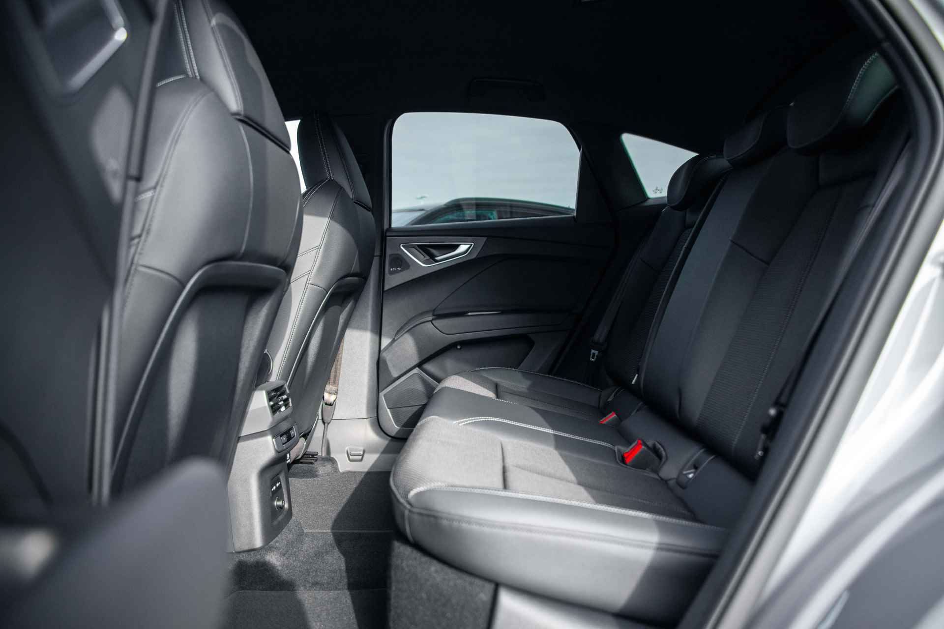 Audi Q4 Sportback e-tron 45 S Edition 82 kWh | Comfortpakket | Sonos | 21" | Zwart optiek - 11/26