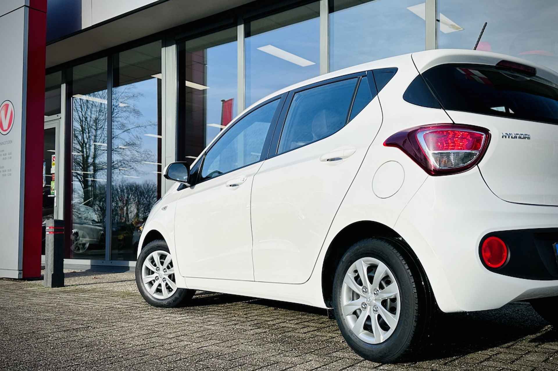 Hyundai i10 1.0i Go! APPLE + ANDROID / CRUISE / CLIMA - 7/24