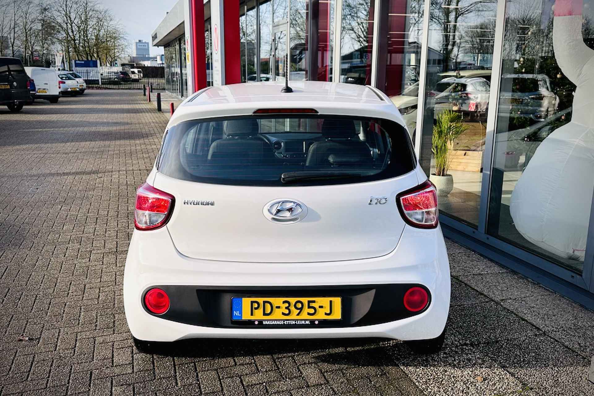 Hyundai i10 1.0i Go! APPLE + ANDROID / CRUISE / CLIMA - 8/24