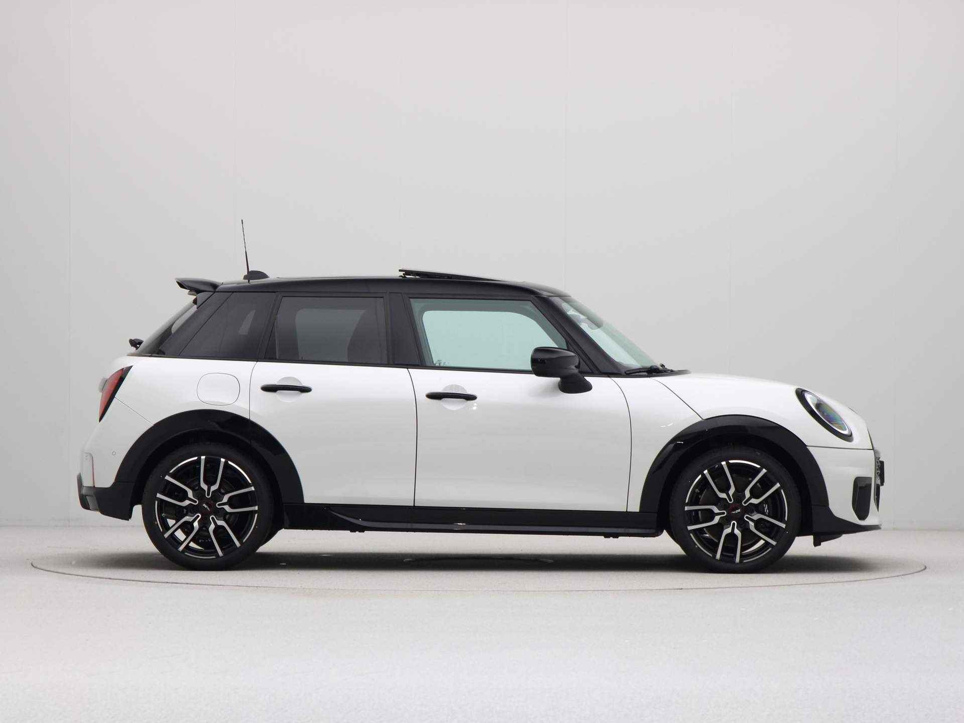 MINI Cooper 5-deurs C John Cooper Works Pakket XL PRIVATE LEASE EUR 645,- (48 mnd/10.000 km) - 9/24