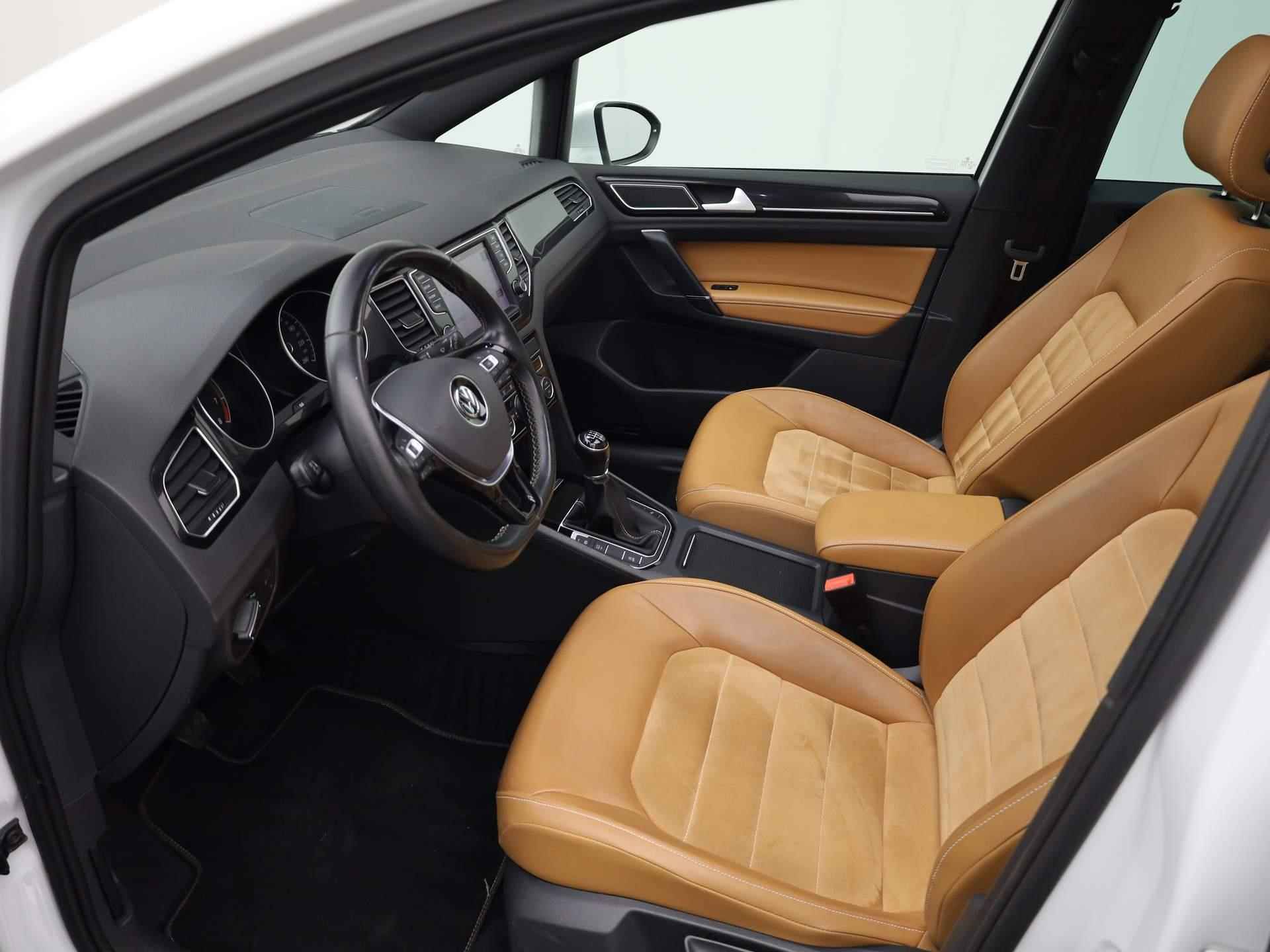 Volkswagen Golf Sportsvan 1.2TSI/110PK Business Edition · Panoramadak · Parkeersensoren + camera · Stoelverwarming - 13/37