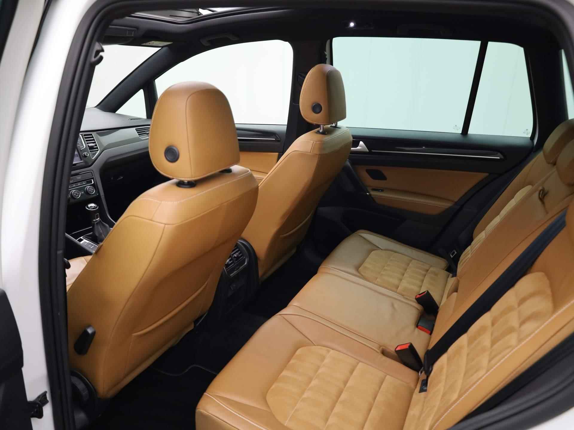 Volkswagen Golf Sportsvan 1.2TSI/110PK Business Edition · Panoramadak · Parkeersensoren + camera · Stoelverwarming - 16/37